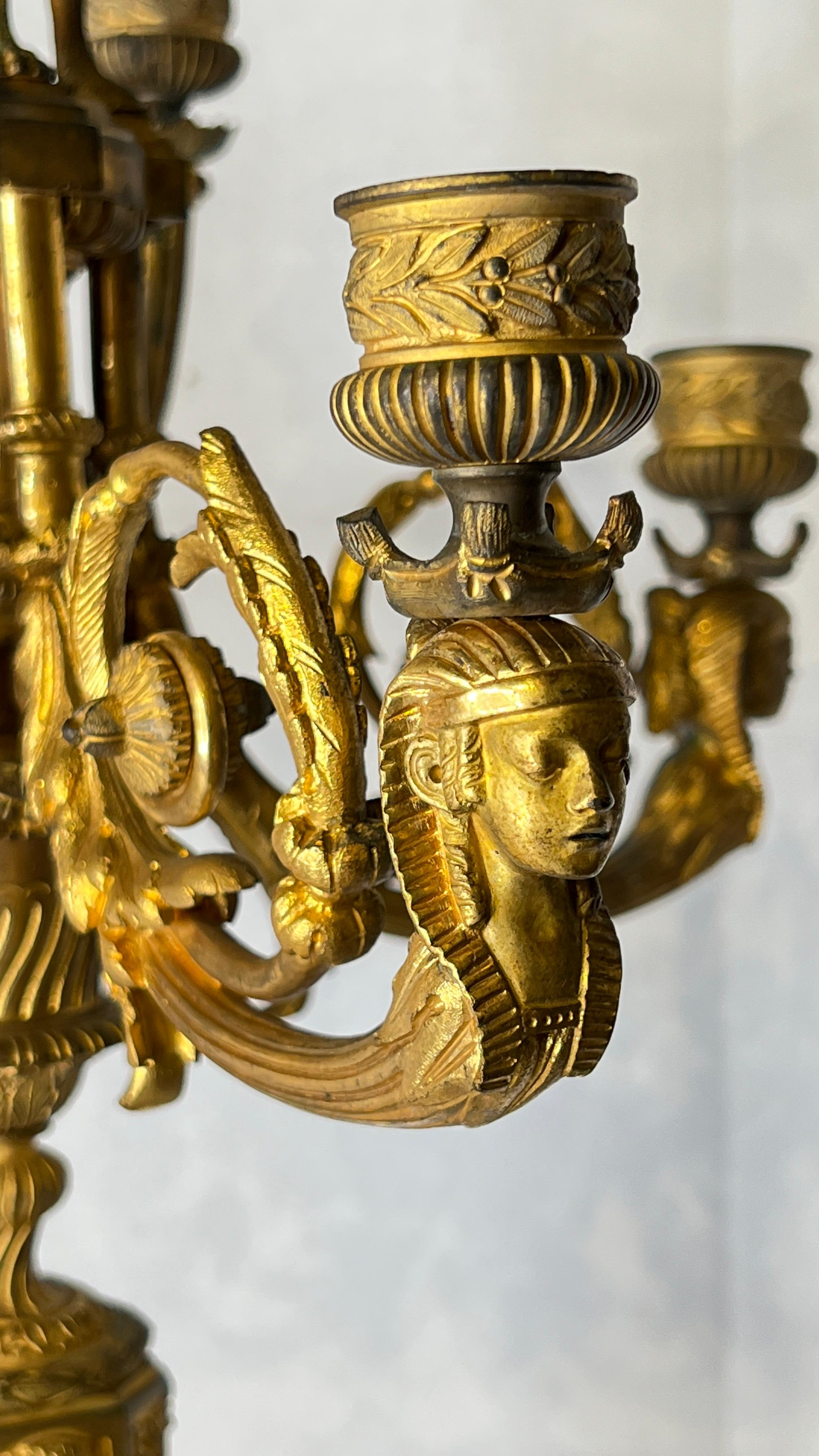 Paar große französische vergoldete Bronzekandelaber im Empire-Stil des 19. Jahrhunderts im Angebot 3