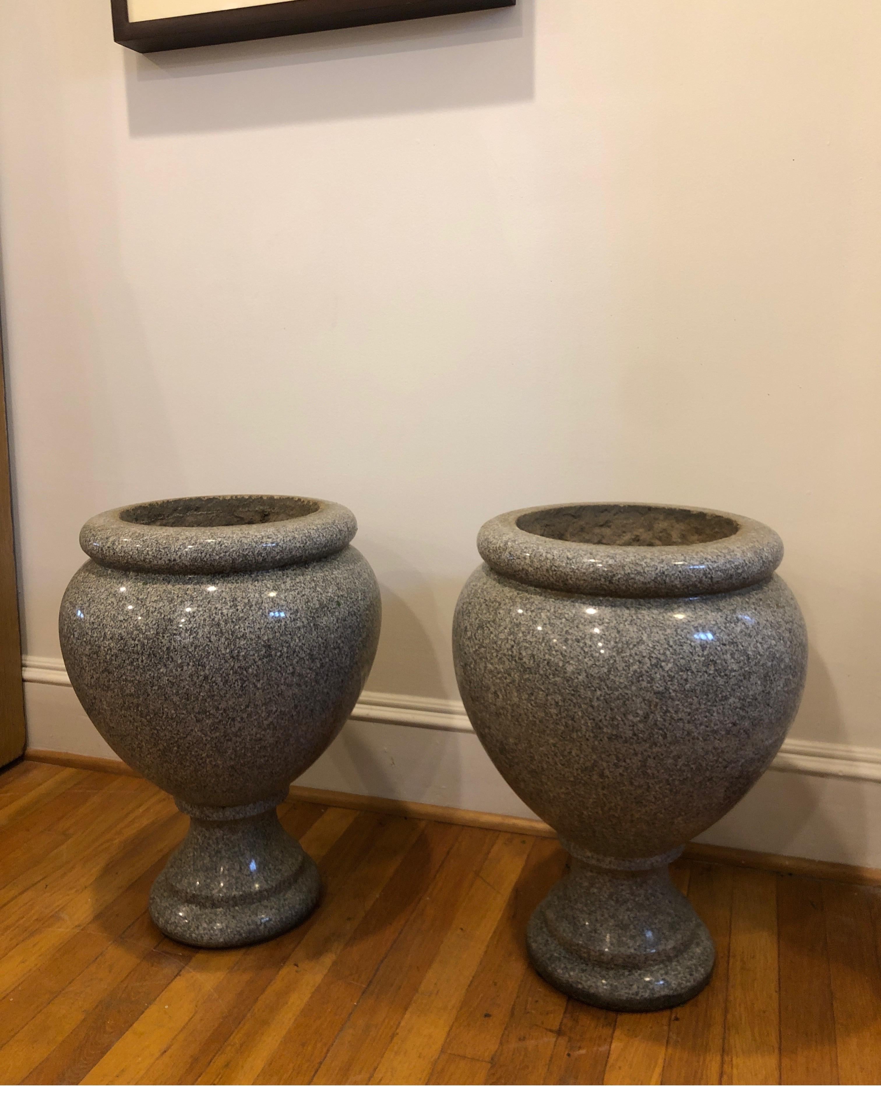 Paar große französische Granit-Urnen des 19. Jahrhunderts (18. Jahrhundert und früher) im Angebot