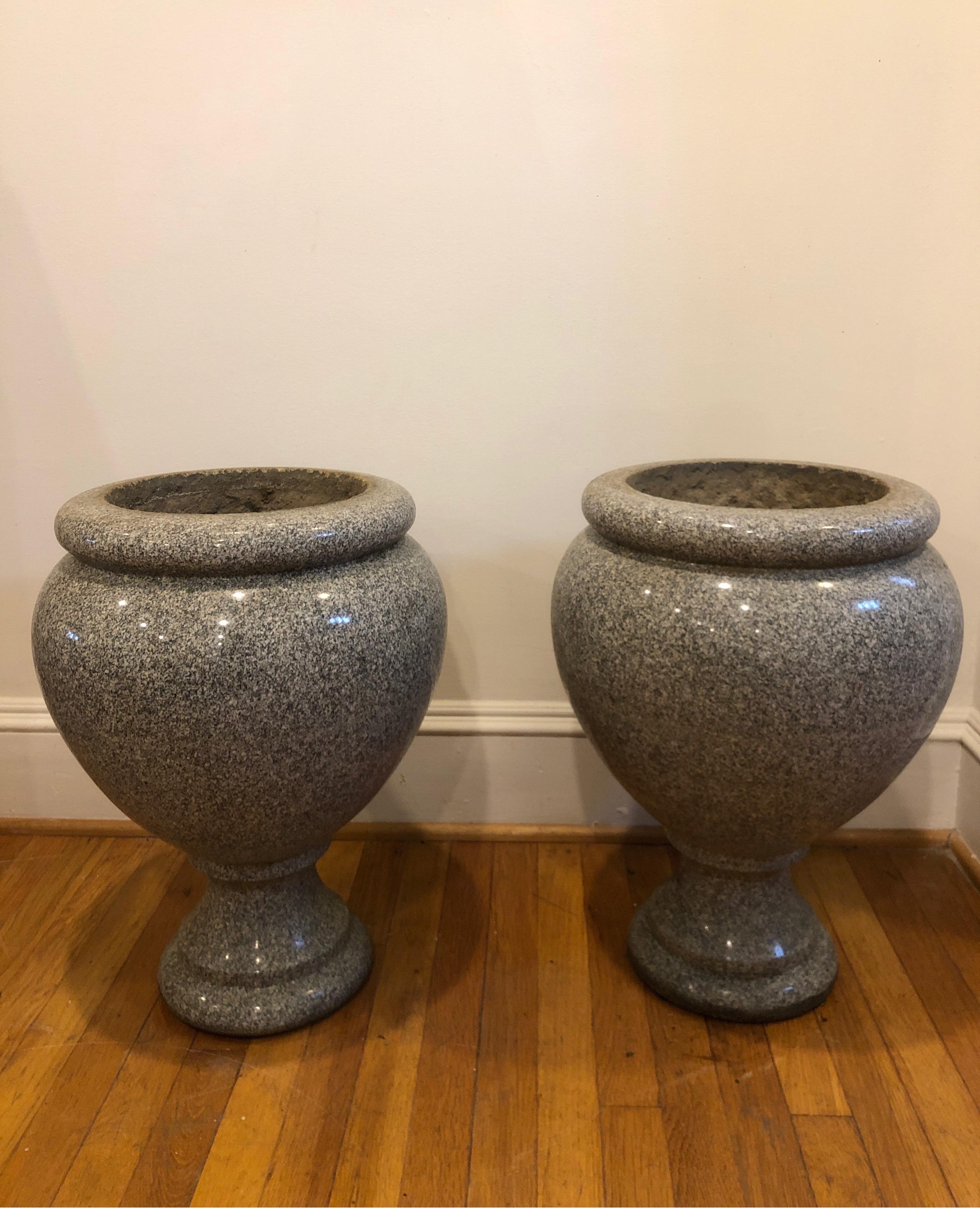 Paar große französische Granit-Urnen des 19. Jahrhunderts im Angebot 1