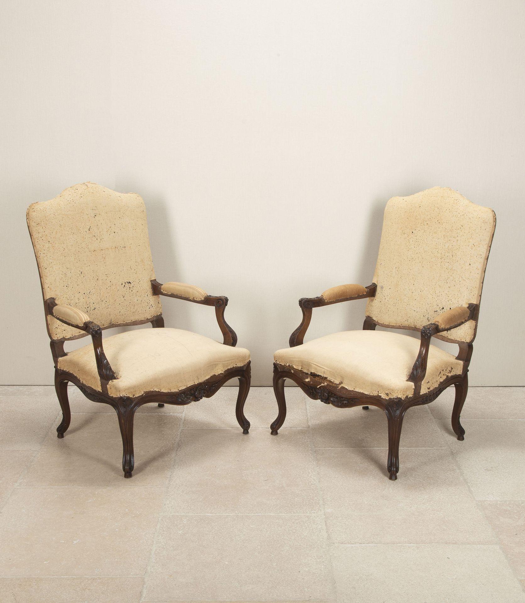 Pareja de grandes sillones franceses de nogal del siglo XIX, de estilo Regencia. Apoyabrazos y patas bellamente moldeados con preciosas tallas florales y foliadas. Estos impresionantes fauteuils han sido decapados y preparados para su recuperación.