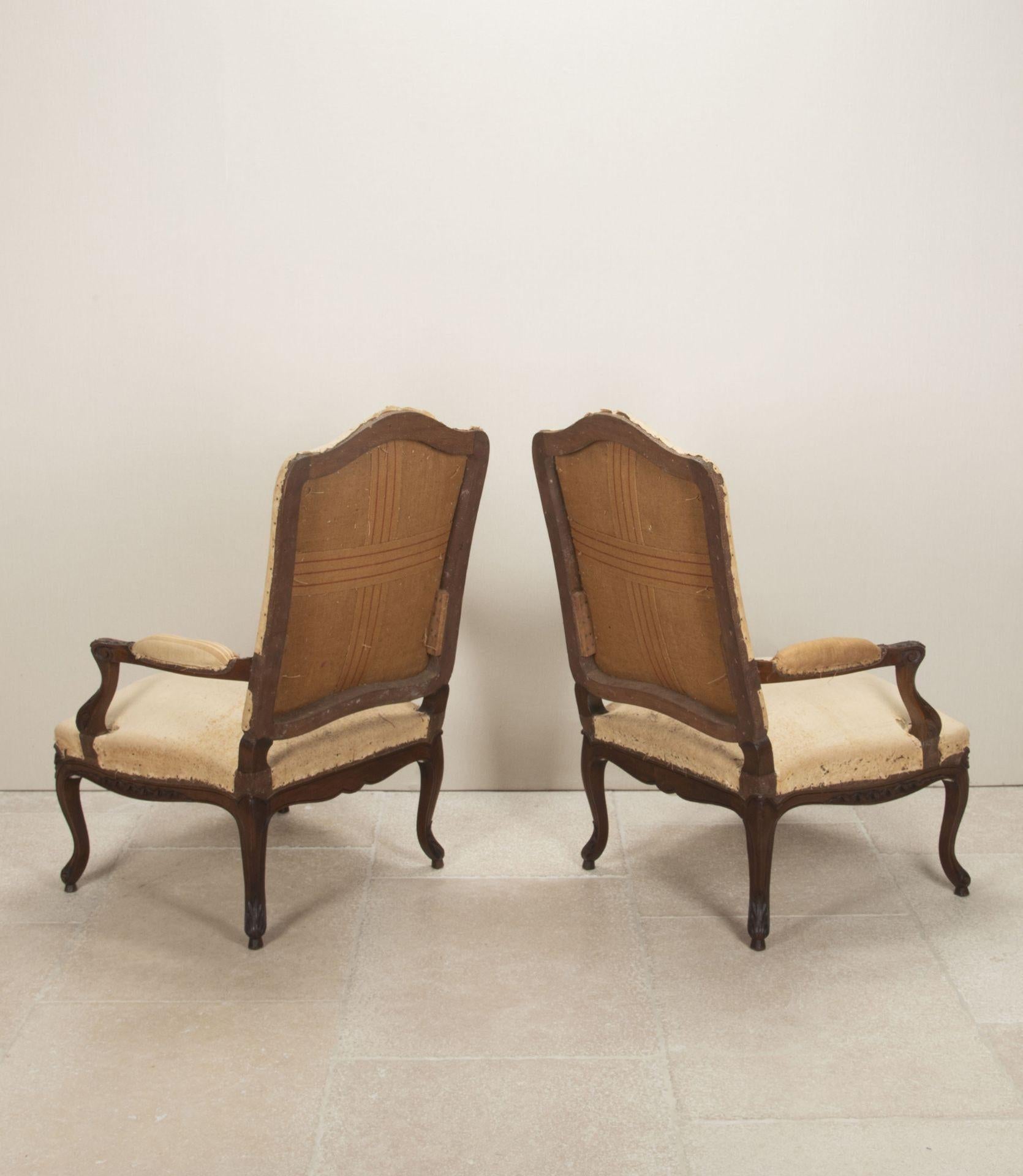 Pareja de grandes sillones del Renacimiento francés del siglo XIX Francés en venta