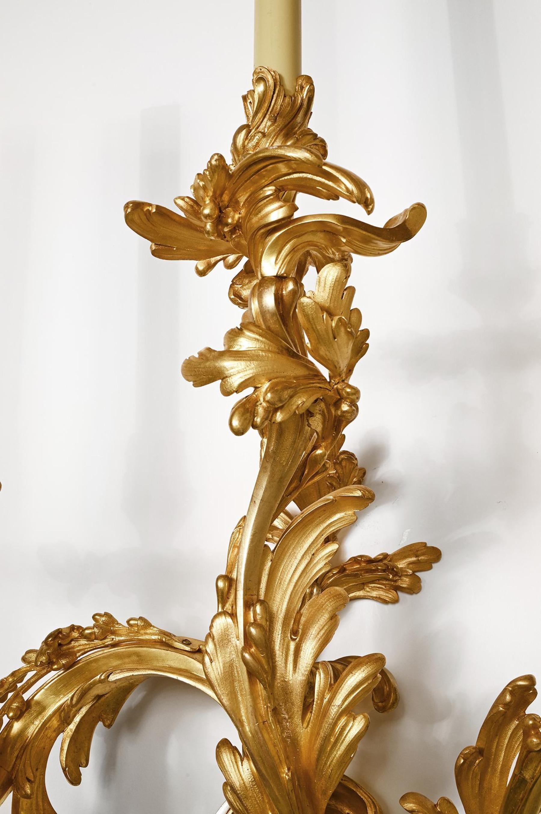Français Paire de grandes lampes murales ou appliques en bronze doré à trois branches du XIXe siècle en vente