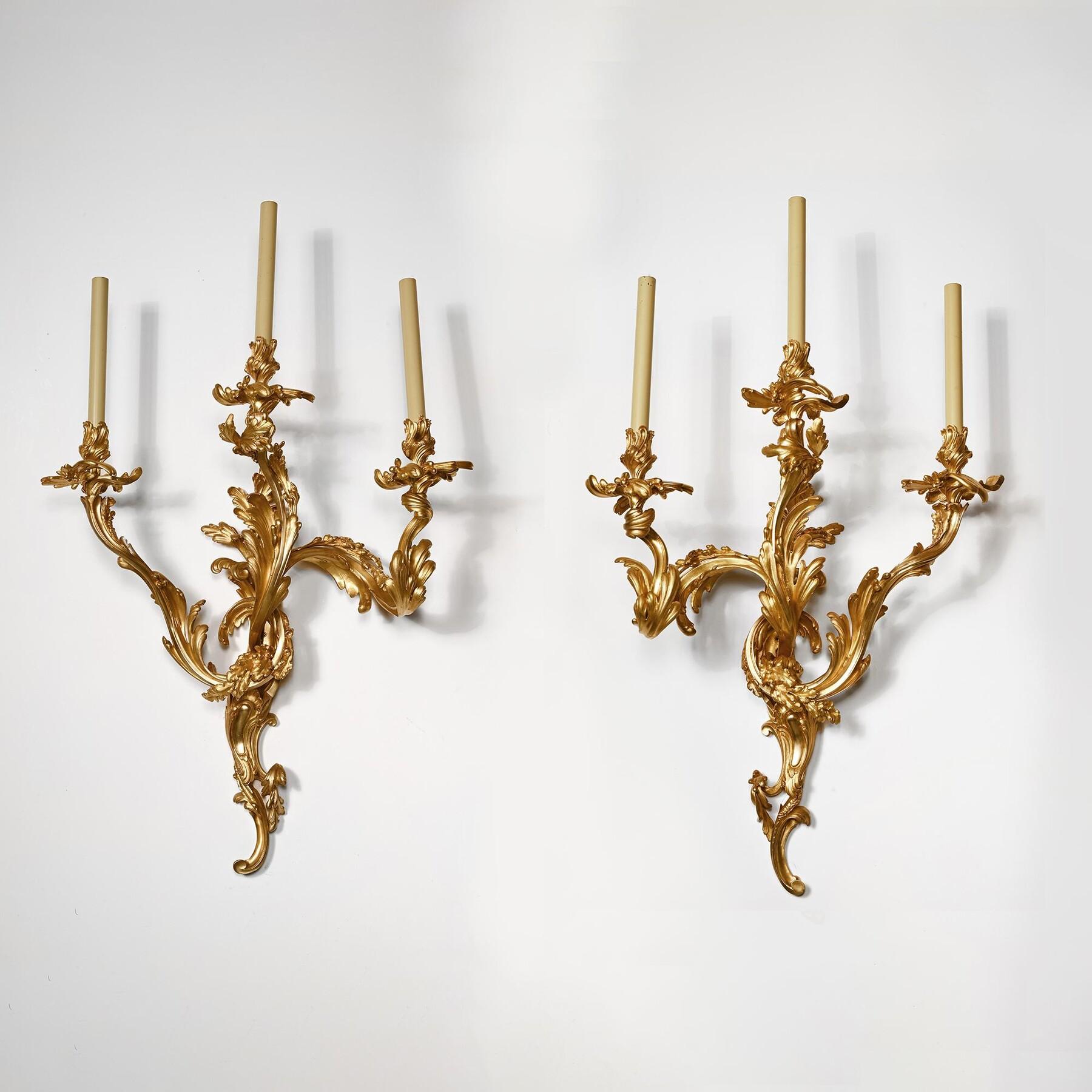 Fin du XIXe siècle Paire de grandes lampes murales ou appliques en bronze doré à trois branches du XIXe siècle en vente