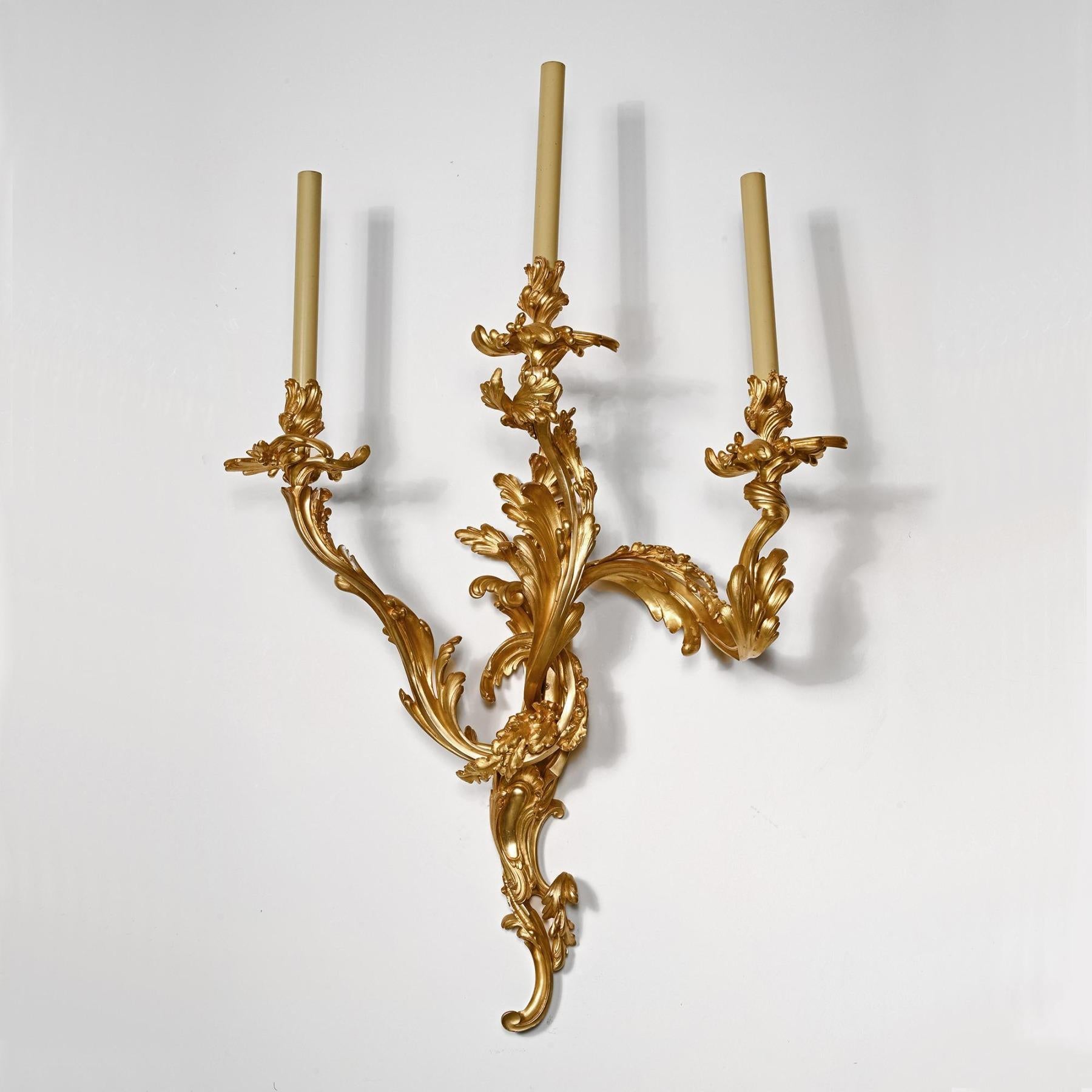 Bronze doré Paire de grandes lampes murales ou appliques en bronze doré à trois branches du XIXe siècle en vente