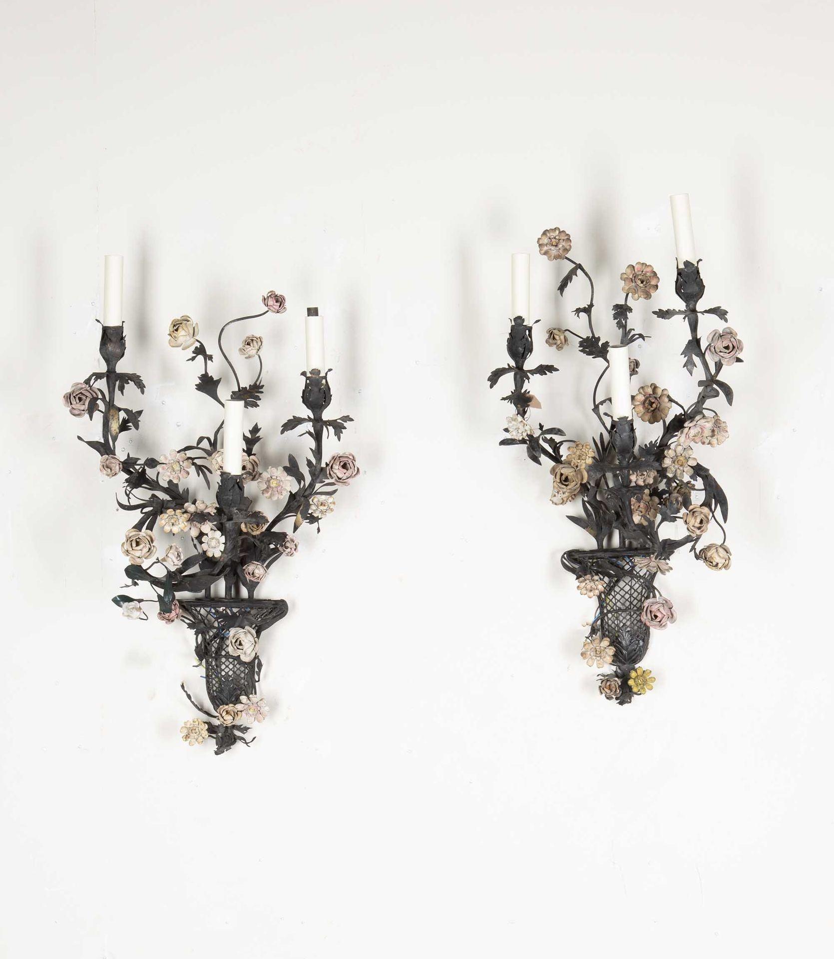 Une jolie et élégante paire d'appliques en fer françaises du 19ème siècle. Modèle inhabituel avec de multiples fleurs et des urnes en vannerie dans le bas.