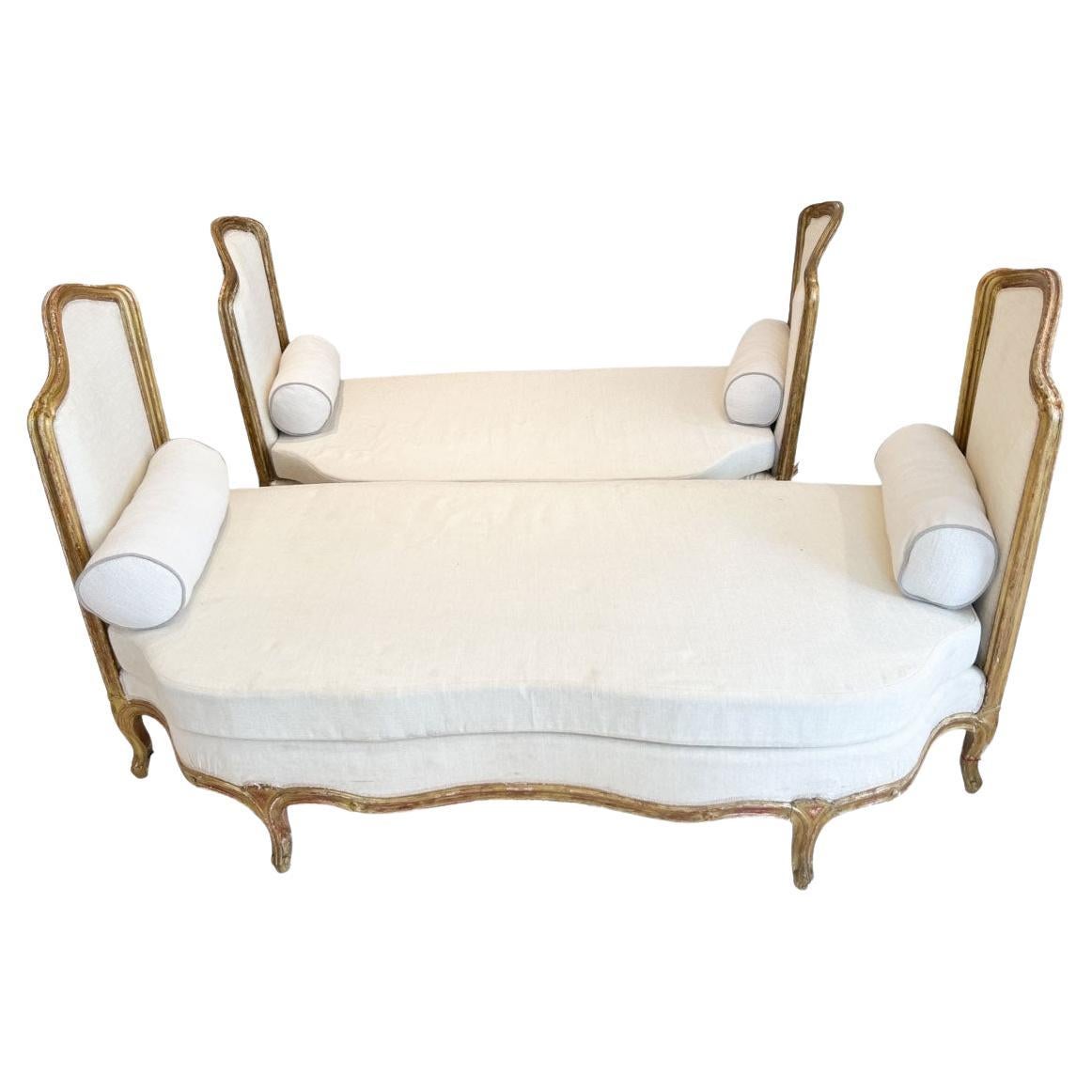 Coppia di grandi banquette dorate Luigi XV del XIX secolo