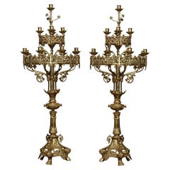 Paire de grands candélabres en laiton de style néo-gothique du 19ème siècle