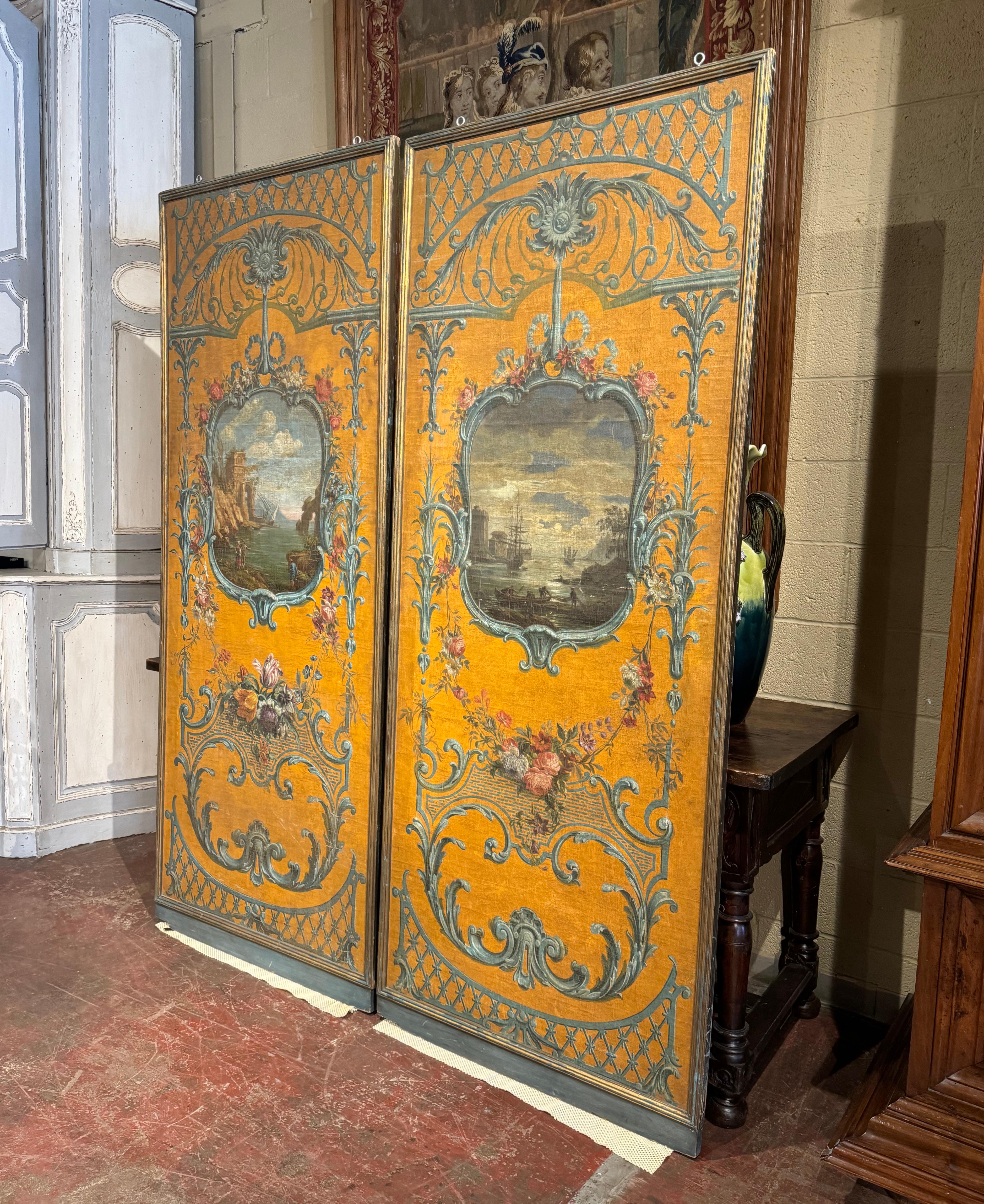 Dekorieren Sie ein Wohnzimmer mit Stil mit diesem eleganten Paar antiker Paneele. Die um 1830 in Frankreich entstandenen, 7 Fuß großen Tafeln sind in einen geschnitzten, vergoldeten Rahmen eingefasst, von Hand auf Leinwand gemalt und zur Stabilität