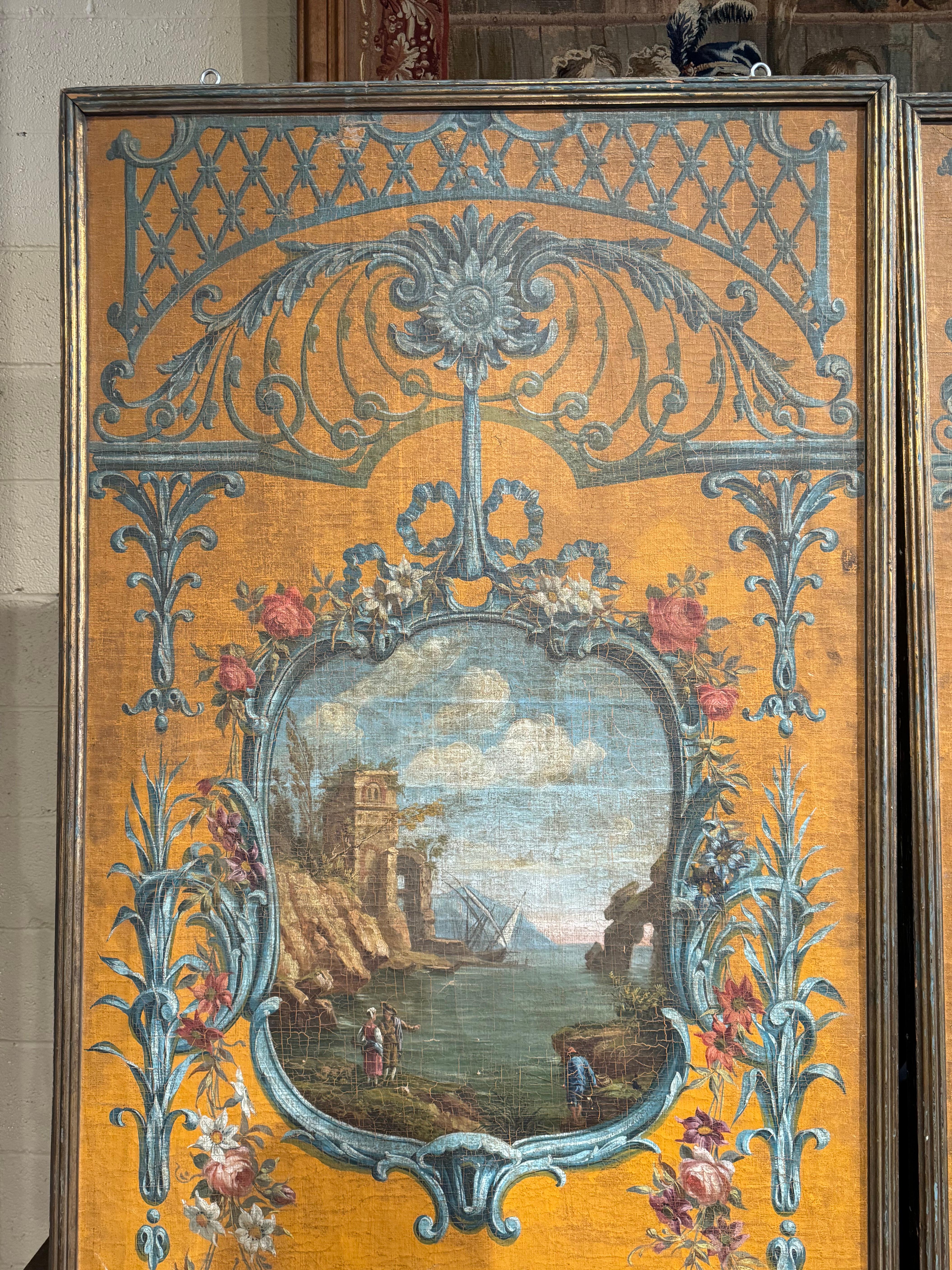Paar große handgemalte Wandtafeln aus dem 19. Jahrhundert auf Leinwand in vergoldeten Rahmen (Louis XV.) im Angebot