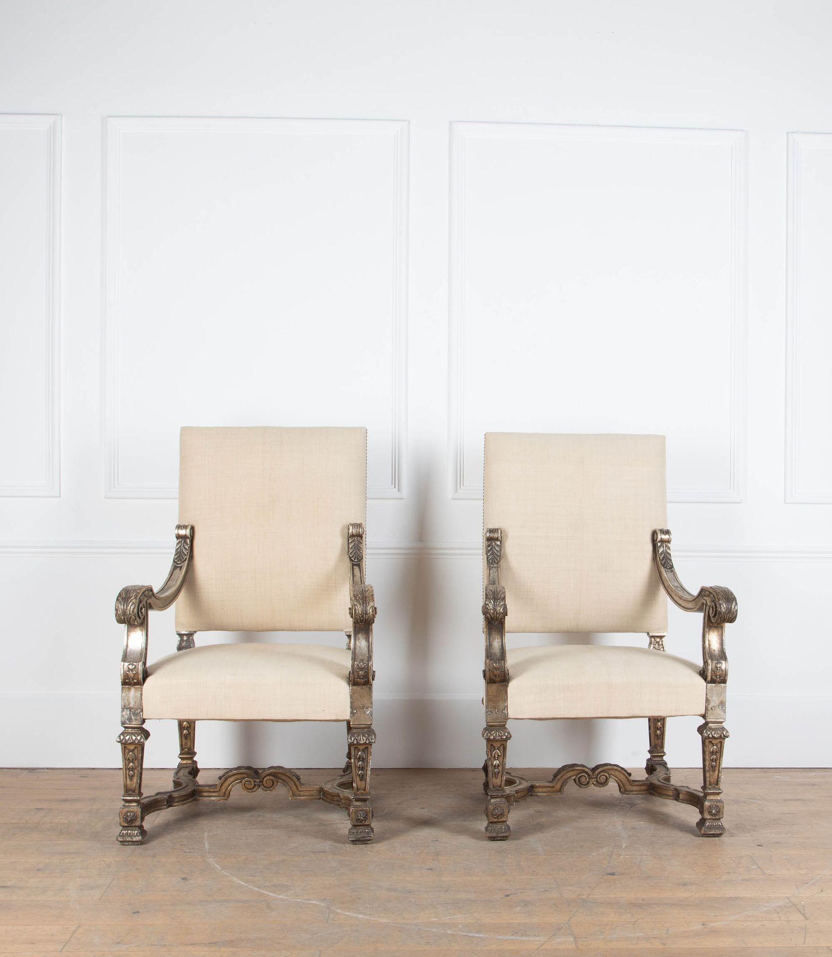 Grande paire de fauteuils trône italiens du 19ème siècle. 
Avec des décorations sculptées dans leur décoration d'origine légèrement usée en vermeil, tapissée en lin crème avec des détails cloutés.
Circa 1860.