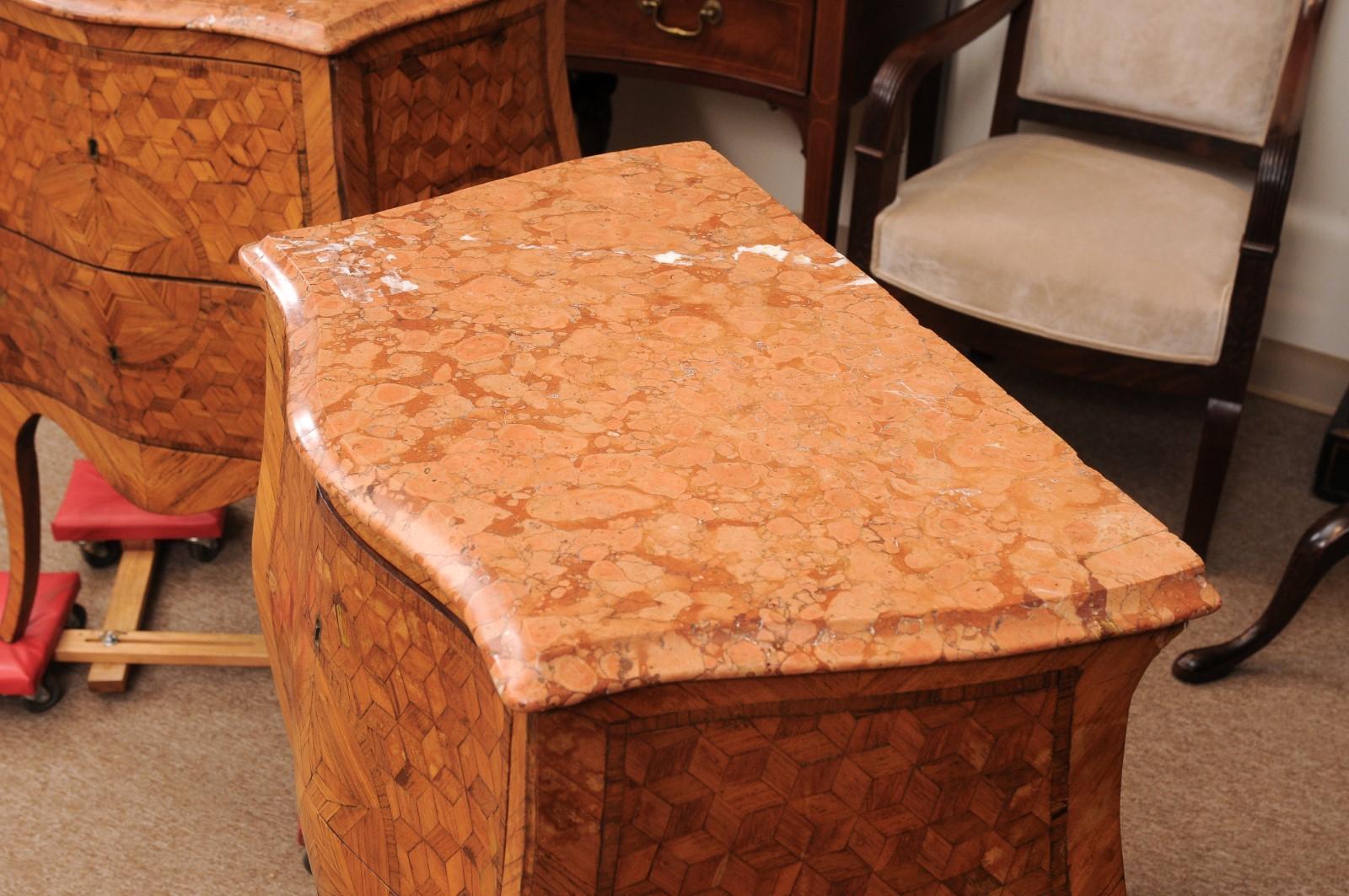 Parquet Coppia di grandi Commodini in legno di noce del XIX secolo in vendita