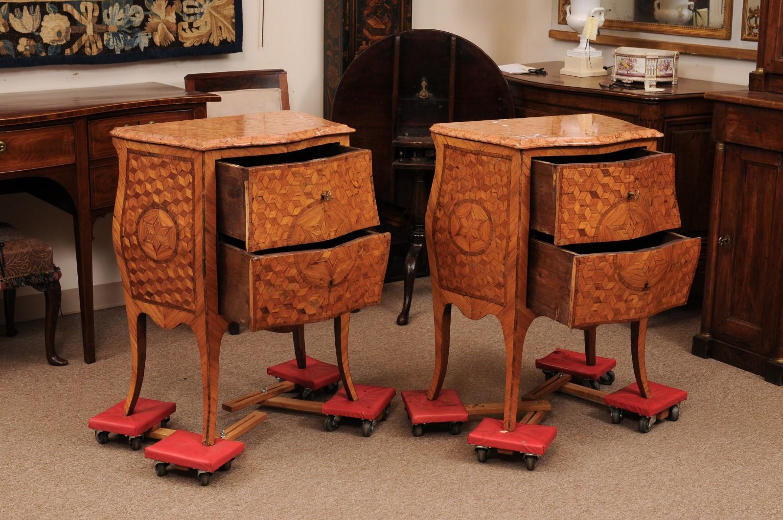 Coppia di grandi Commodini in legno di noce del XIX secolo In condizioni discrete in vendita a Atlanta, GA