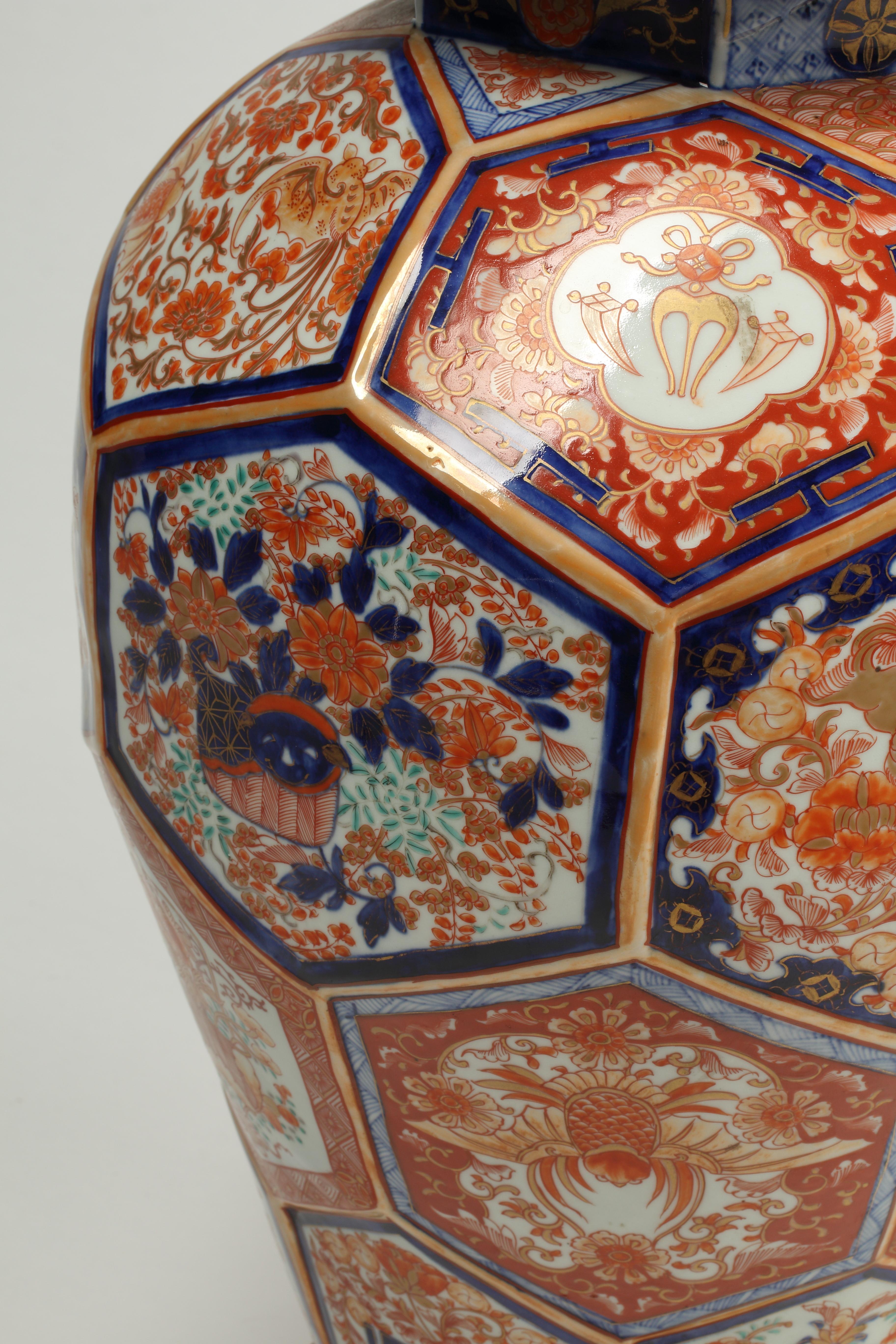 Pair of Large 19th Century Japanese Imari Porcelain Temple Jars with Cover In Good Condition For Sale In El Monte, CA