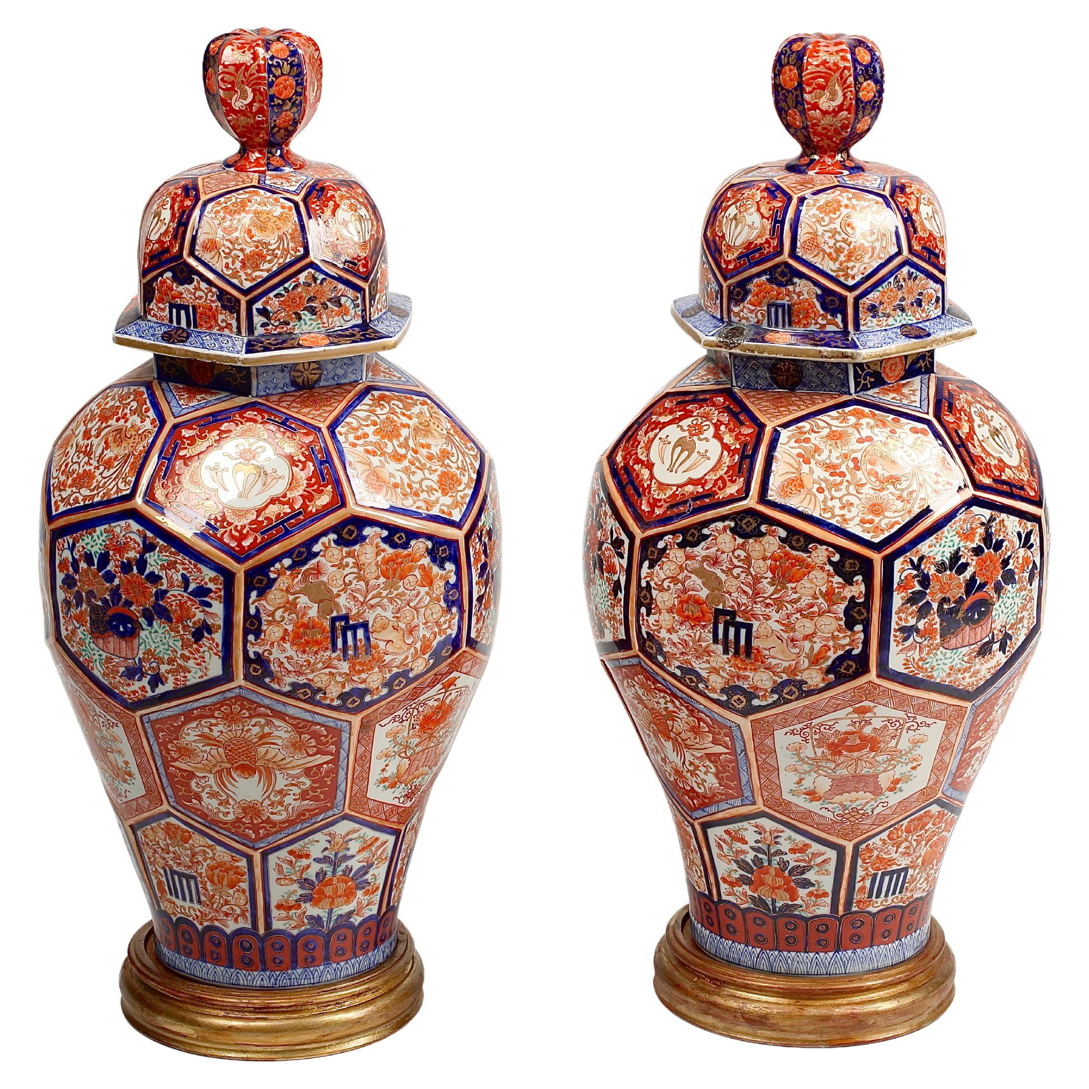 Paire de grandes jarres de temple japonaises en porcelaine Imari du 19ème siècle avec couvercle en vente