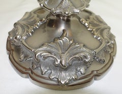 Paire de grands chandeliers du 19ème siècle en métal argenté de Sheffield