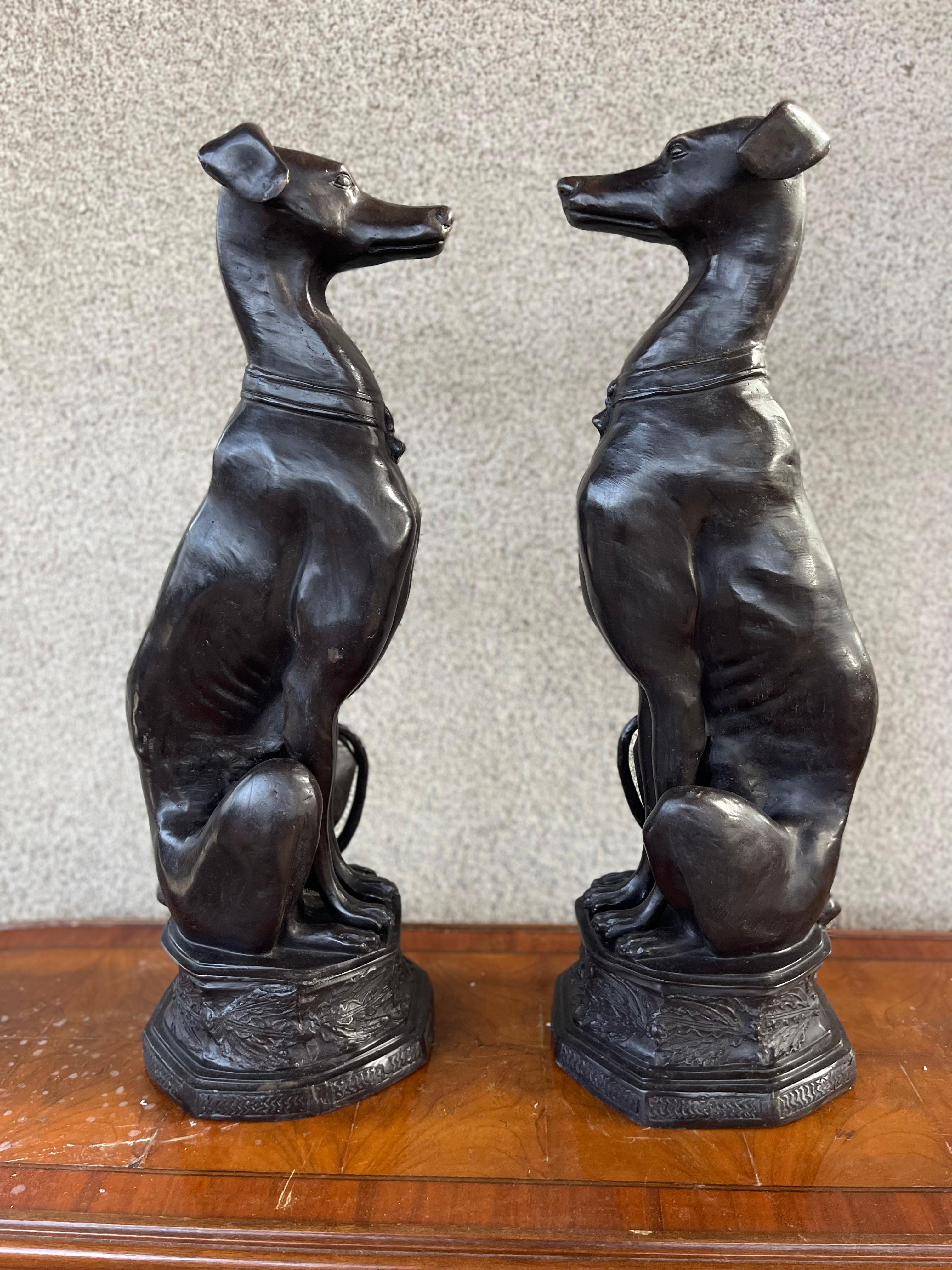 Cette paire de lévriers/whippets assis en bronze de style Art déco du XXe siècle, grandeur nature, constituerait un ajout étonnant et sophistiqué à tout intérieur, qu'il s'agisse d'un manoir ou d'un pied-à-terre.

Montés sur des socles en bronze