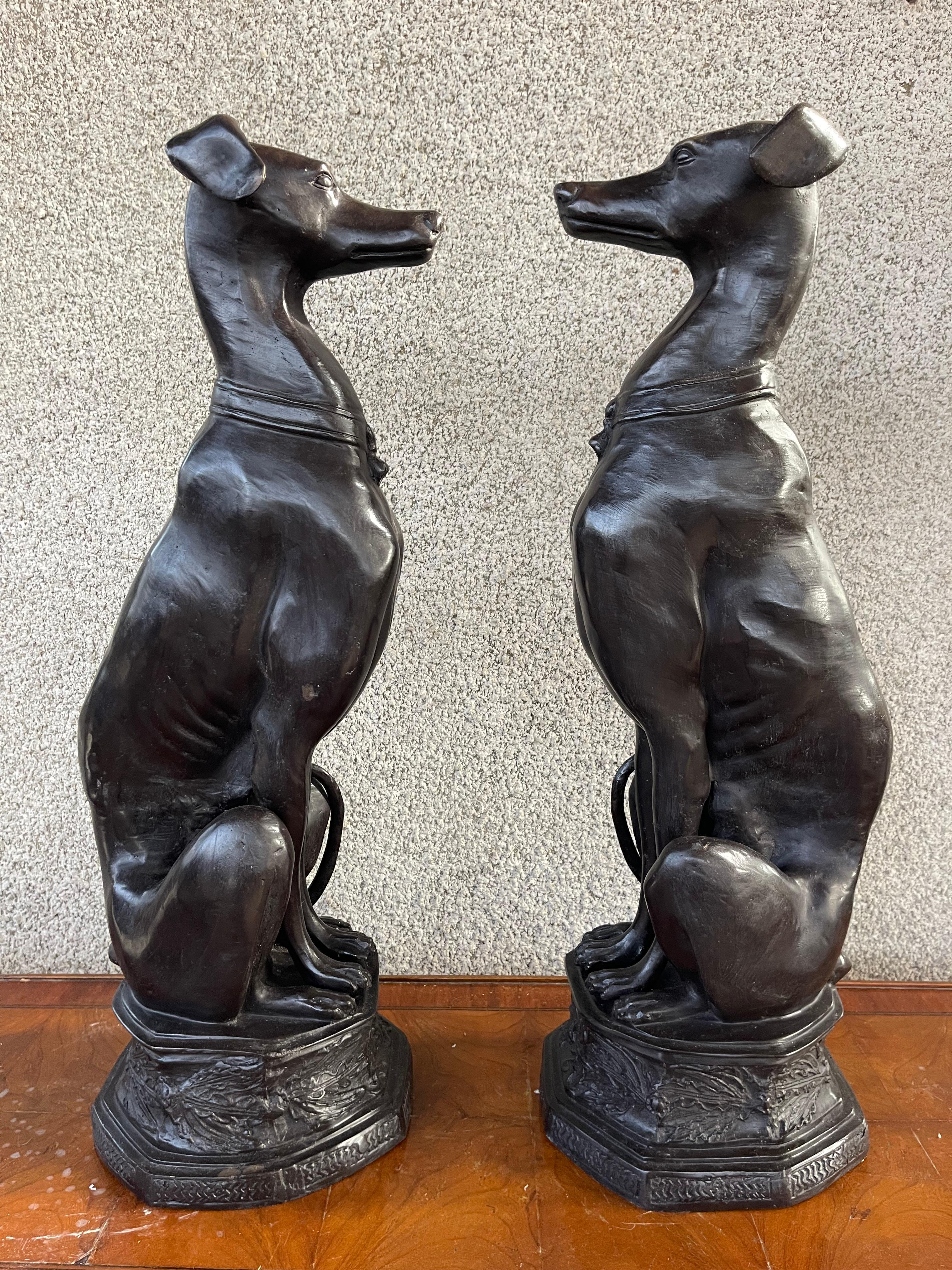 Moulage Paire de grands lévriers/hippocampes assis en bronze Art Déco du 20e siècle en vente