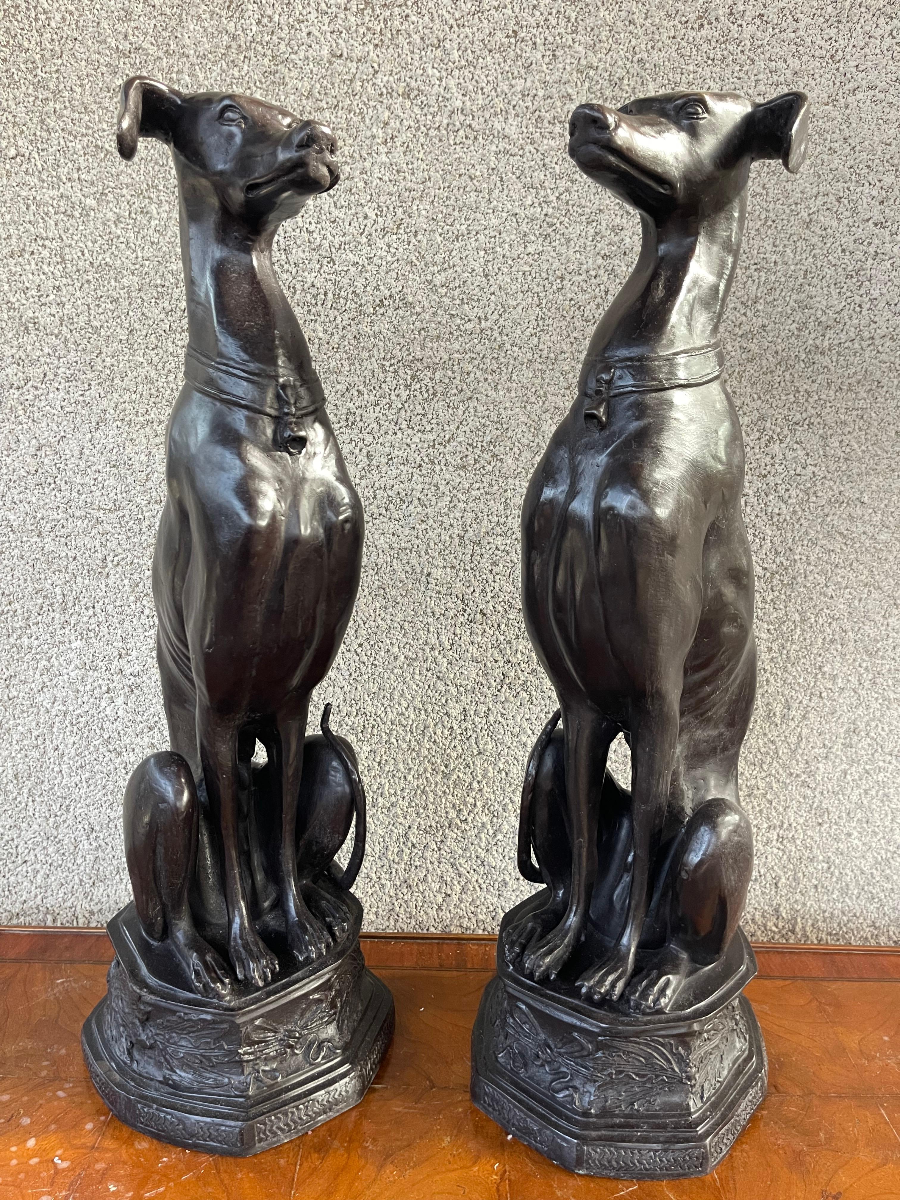 Paire de grands lévriers/hippocampes assis en bronze Art Déco du 20e siècle Bon état - En vente à Southall, GB