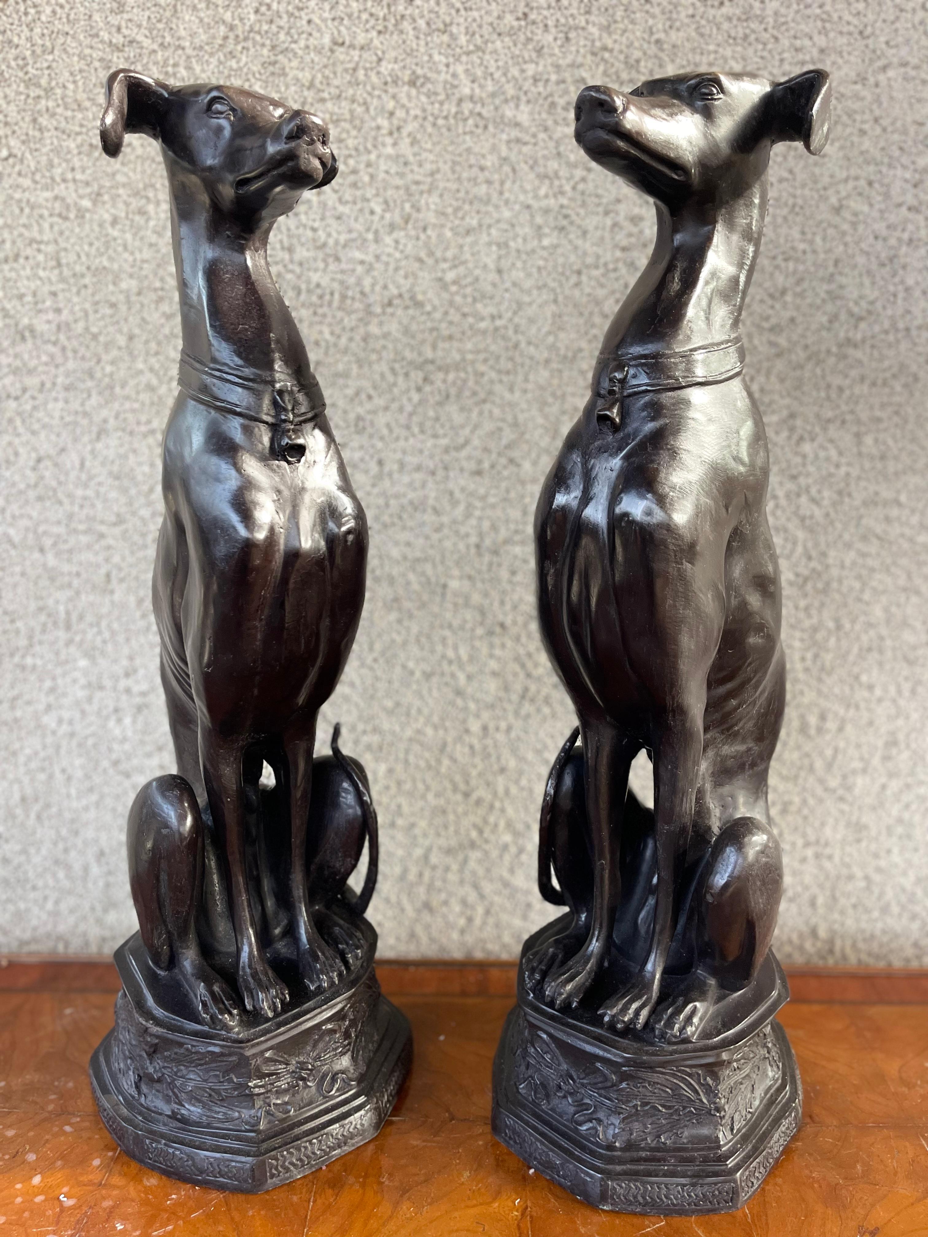 20ième siècle Paire de grands lévriers/hippocampes assis en bronze Art Déco du 20e siècle en vente