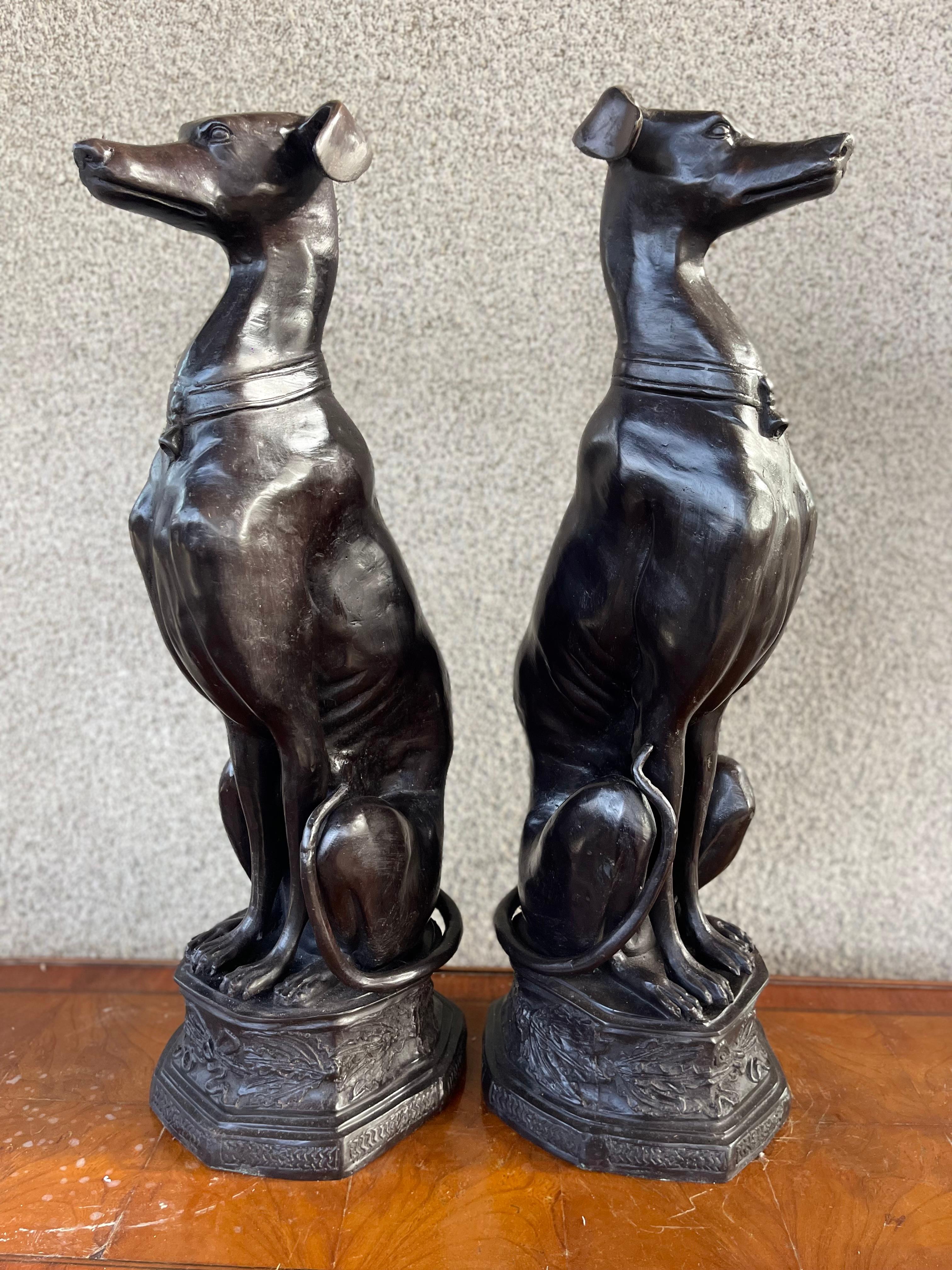 Bronze Paire de grands lévriers/hippocampes assis en bronze Art Déco du 20e siècle en vente