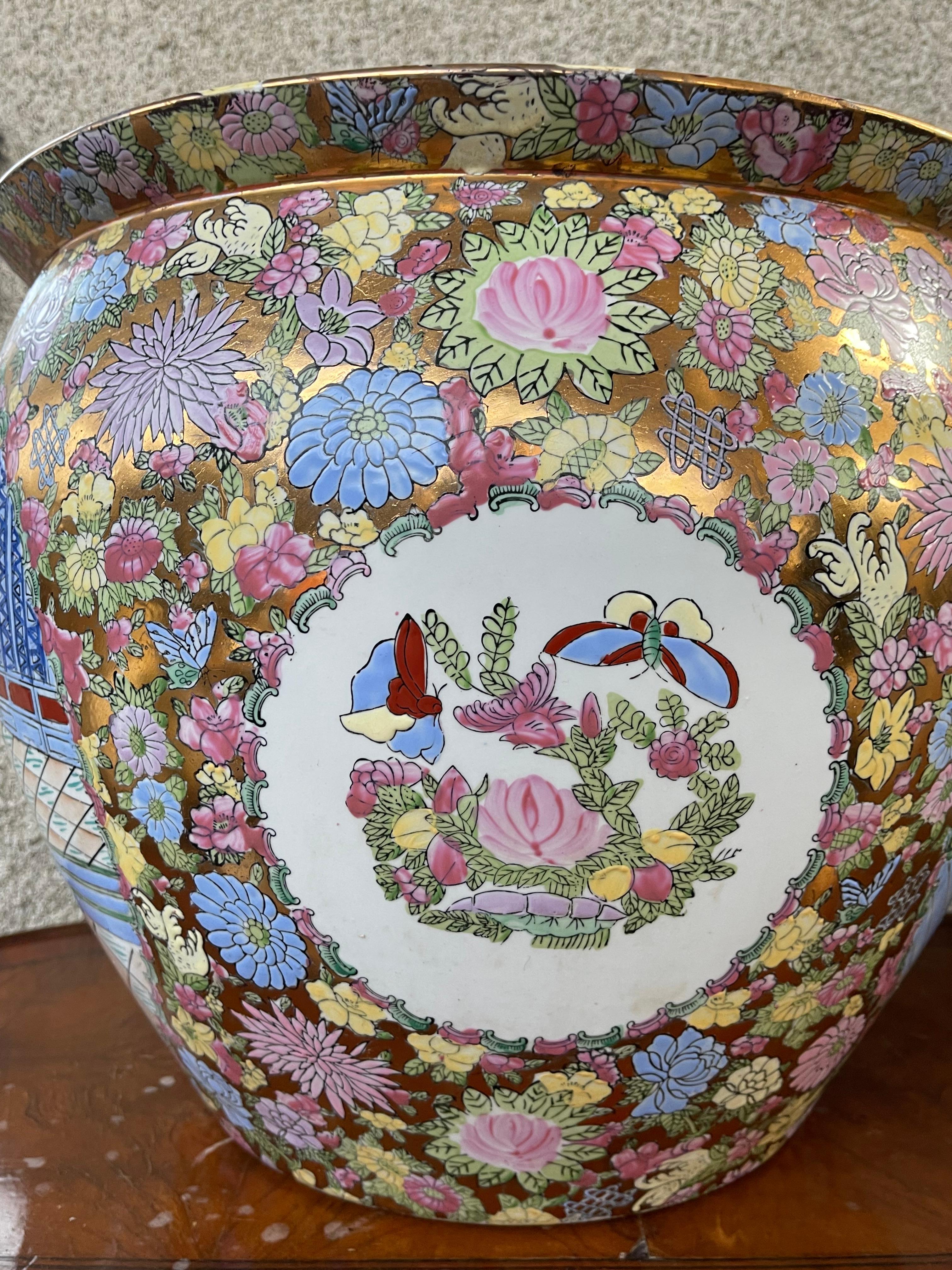 Pareja de grandes peces de porcelana china del siglo XX Jardinera en venta 8
