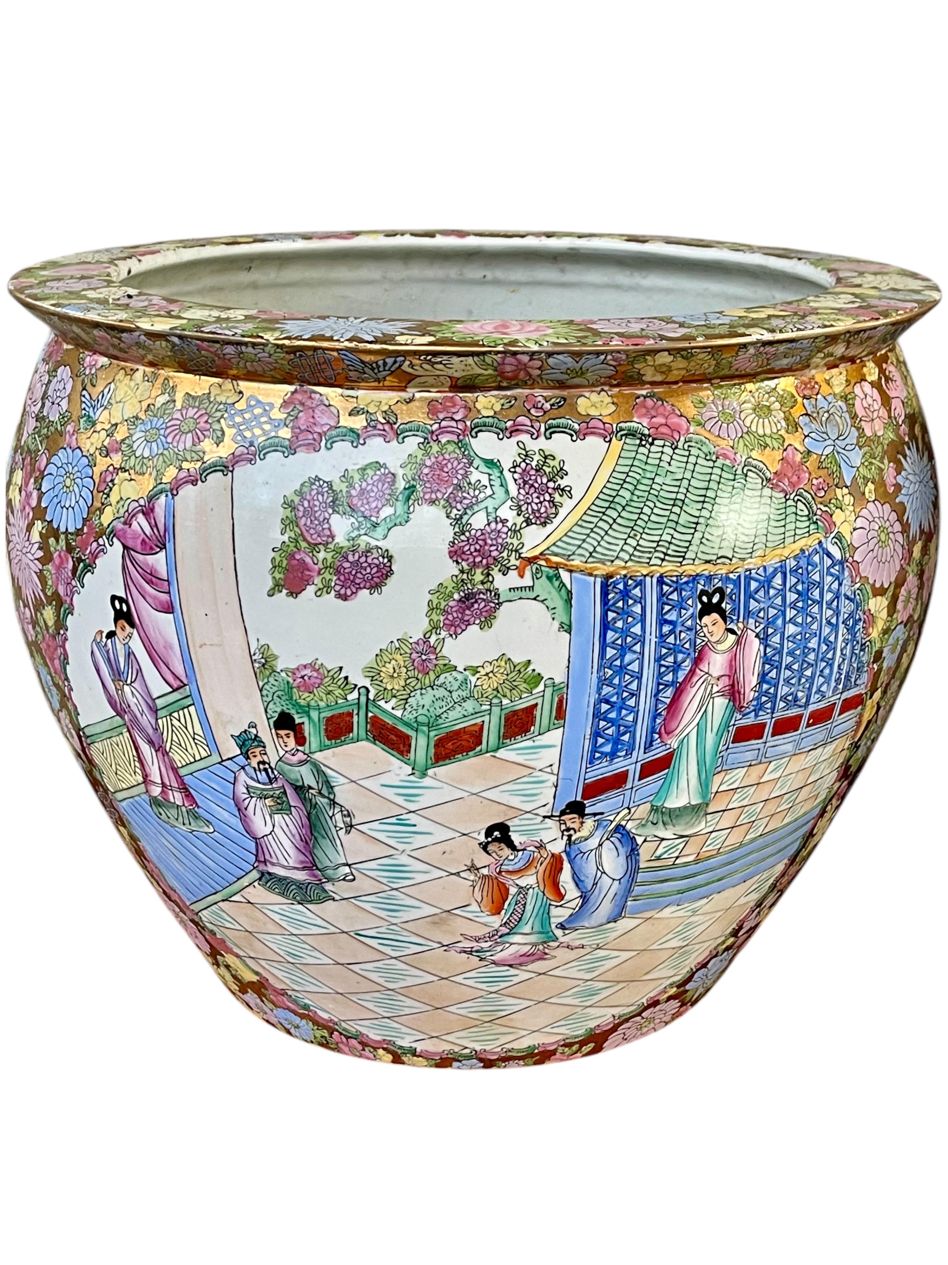 Se trata de una encantadora pareja de jardineras decorativas antiguas, de cerámica china, de finales del siglo XX. Presenta una deseable pátina envejecida y está en buen estado de conservación. El acabado pintado a mano presenta una atractiva paleta