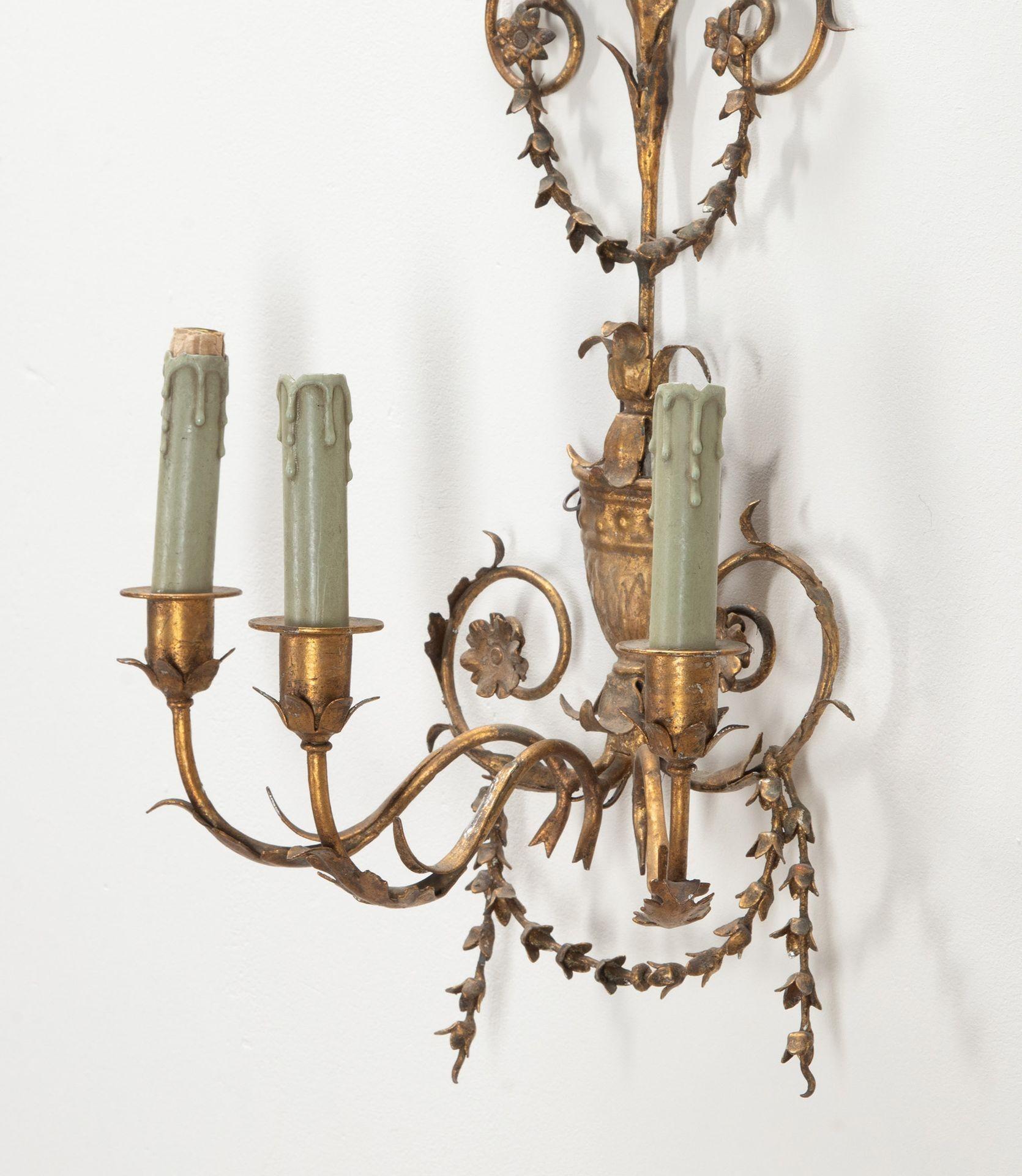 Anglais Pair of Large 20th Century English Tole Wall Sconces en vente