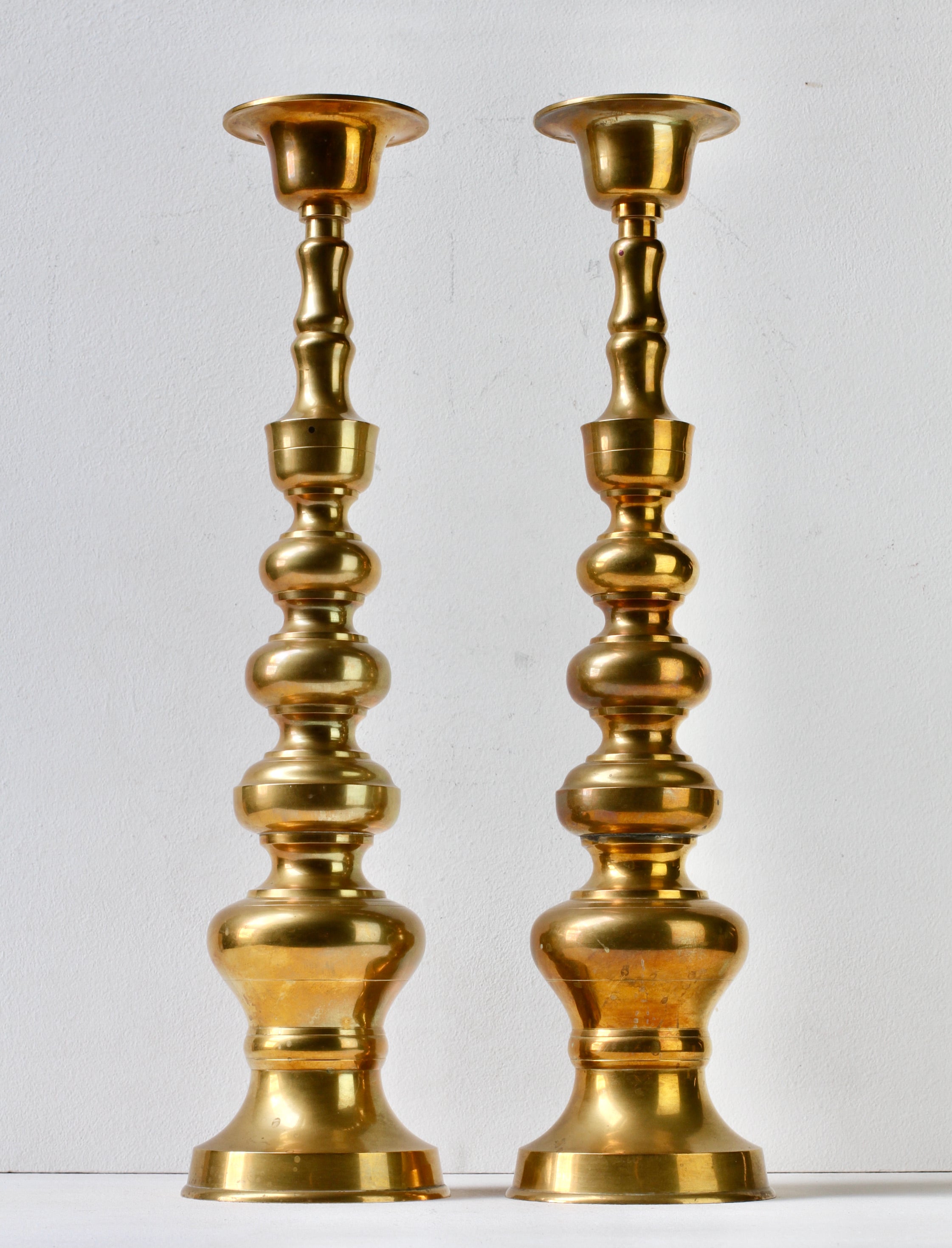 Monumentale coppia di portacandele o candelabri da tavolo o da camino di grandi dimensioni e di altezza pari a 21,7