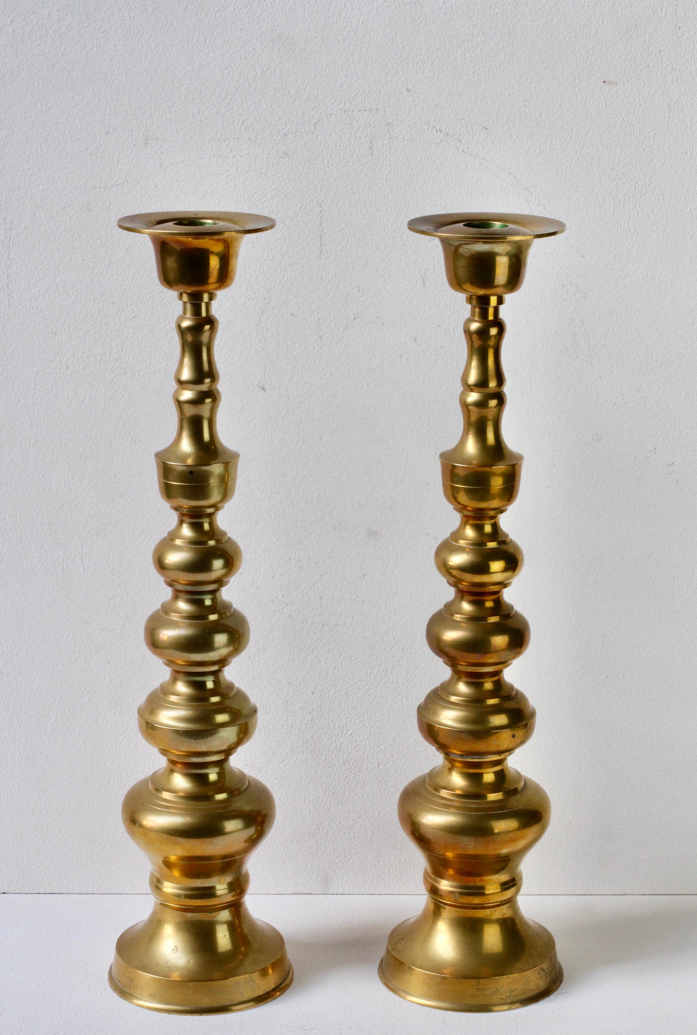 Mid-Century moderno Coppia di grandi portacandele in ottone massiccio della metà del secolo scorso da 21,5 pollici in vendita