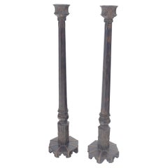Pareja de candelabros de pie Art Decó de cobre patinado de 49" de altura, en perfecto estado.