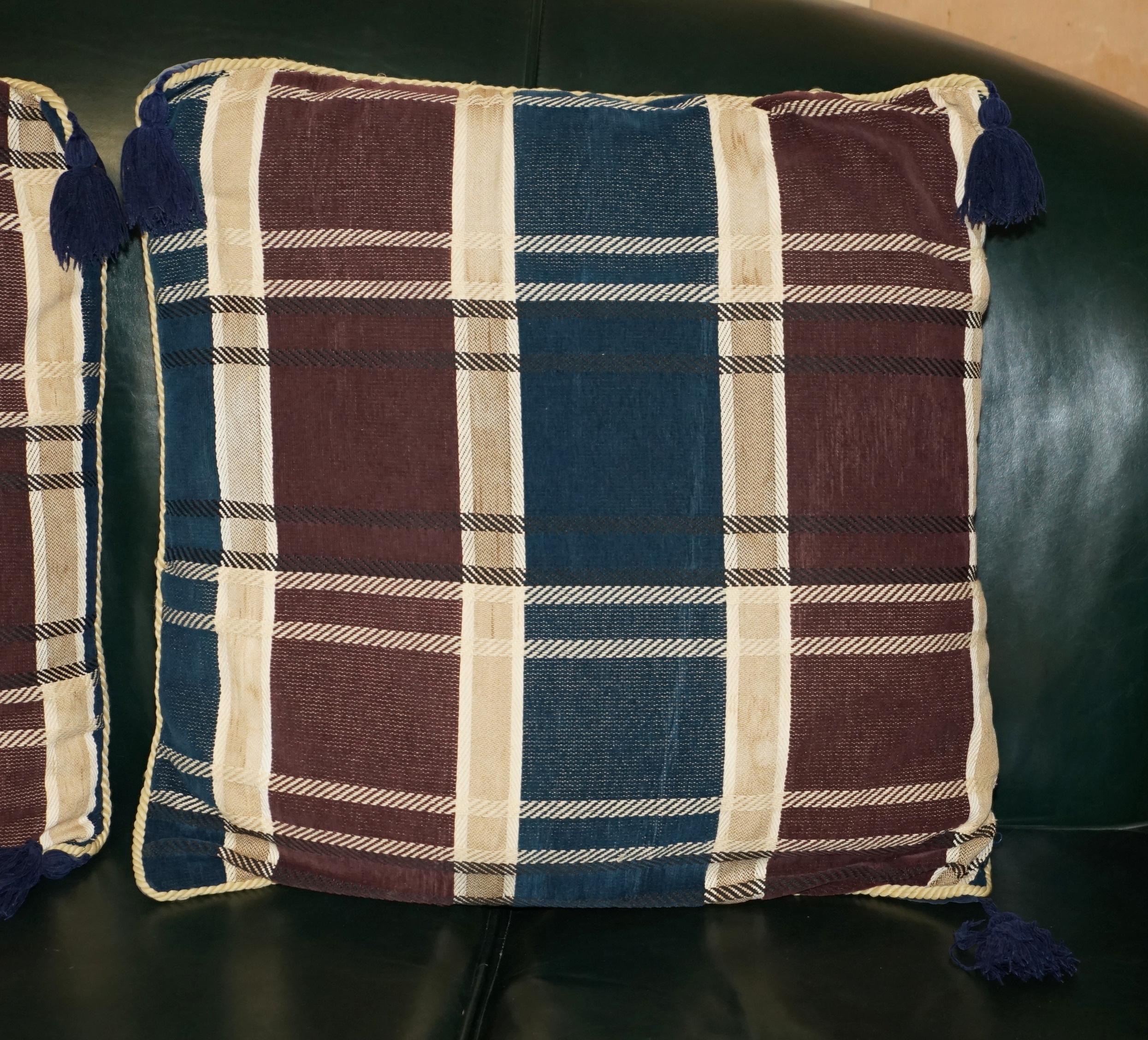 Royal House Antiques

The House of Antiques a le plaisir d'offrir à la vente cette paire de deux grands coussins de canapé ou de fauteuil en velours bleu avec un revêtement écossais et des glands aux coins. 

Un lot décoratif et de bonne qualité,
