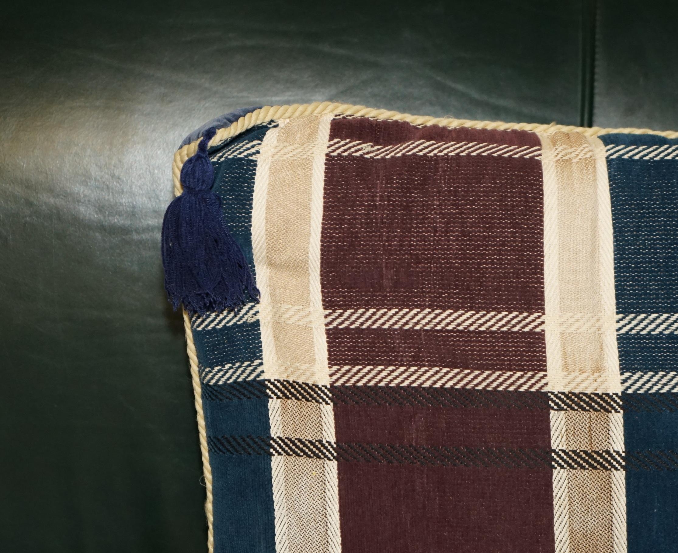 Country Paire de grands coussins de 55 cm en VELVET BLEU TARTAN à glands pour fauteuils et canapés. en vente