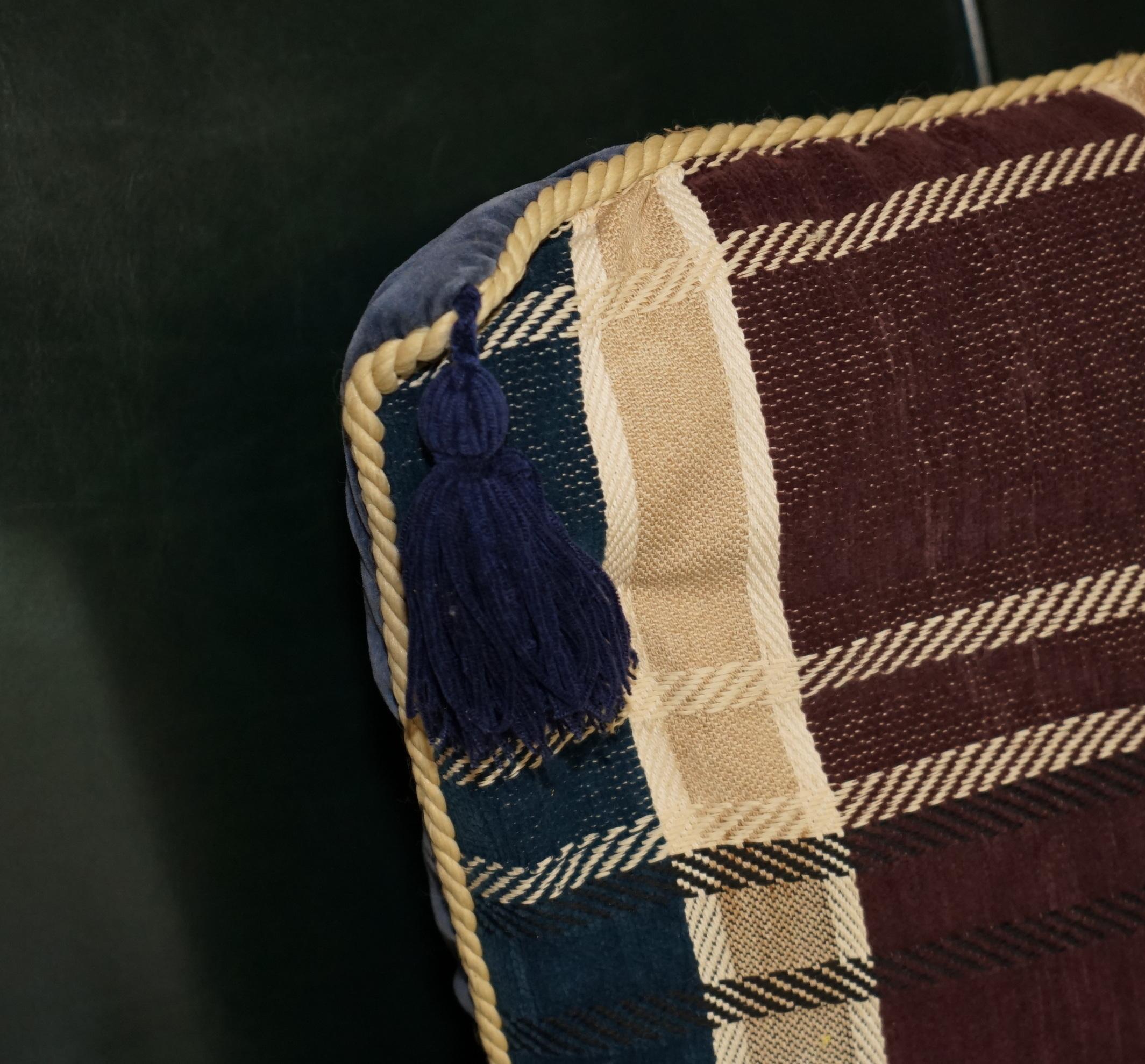 Fait main Paire de grands coussins de 55 cm en VELVET BLEU TARTAN à glands pour fauteuils et canapés. en vente