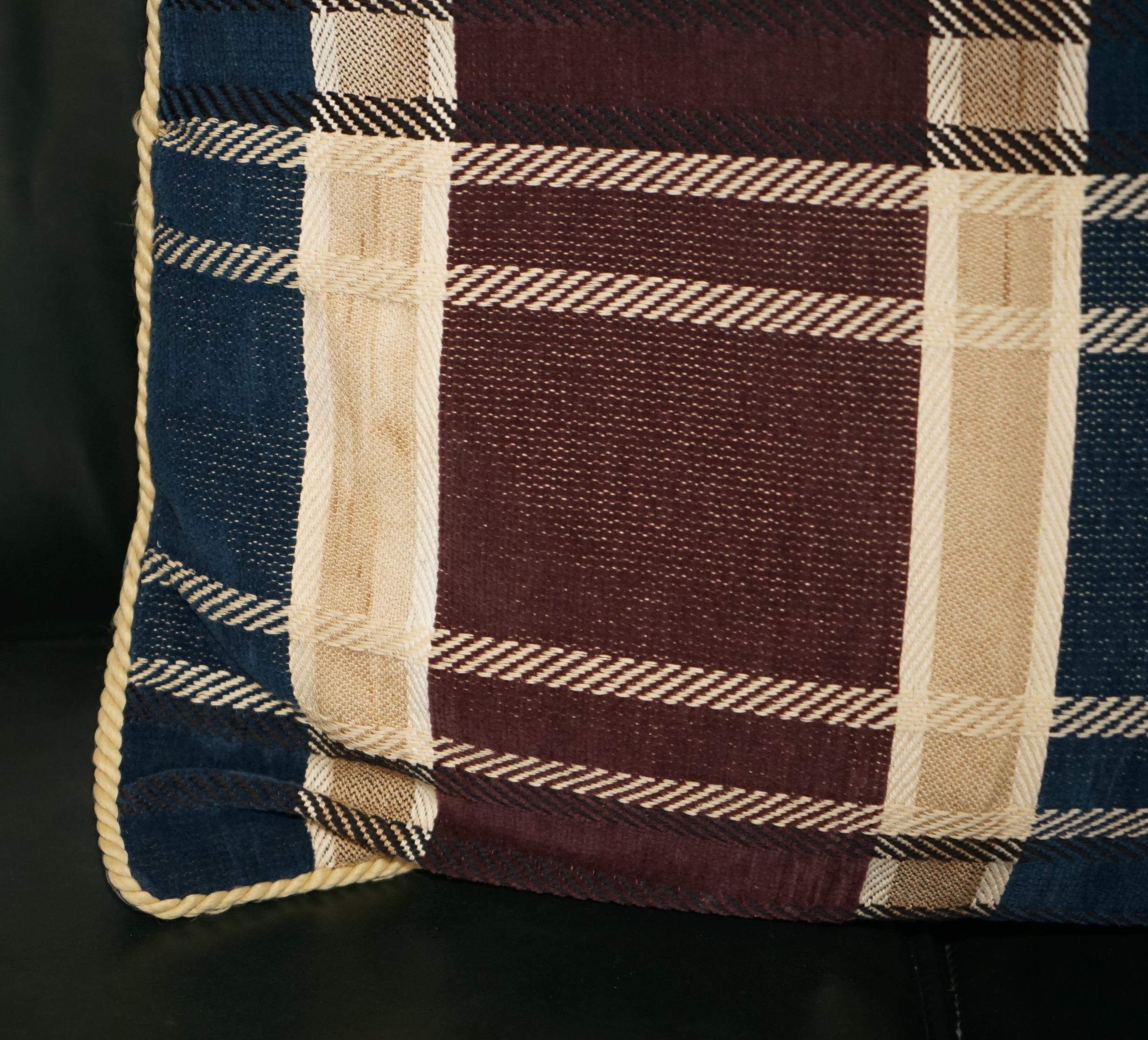 Paire de grands coussins de 55 cm en VELVET BLEU TARTAN à glands pour fauteuils et canapés. Bon état - En vente à West Sussex, Pulborough