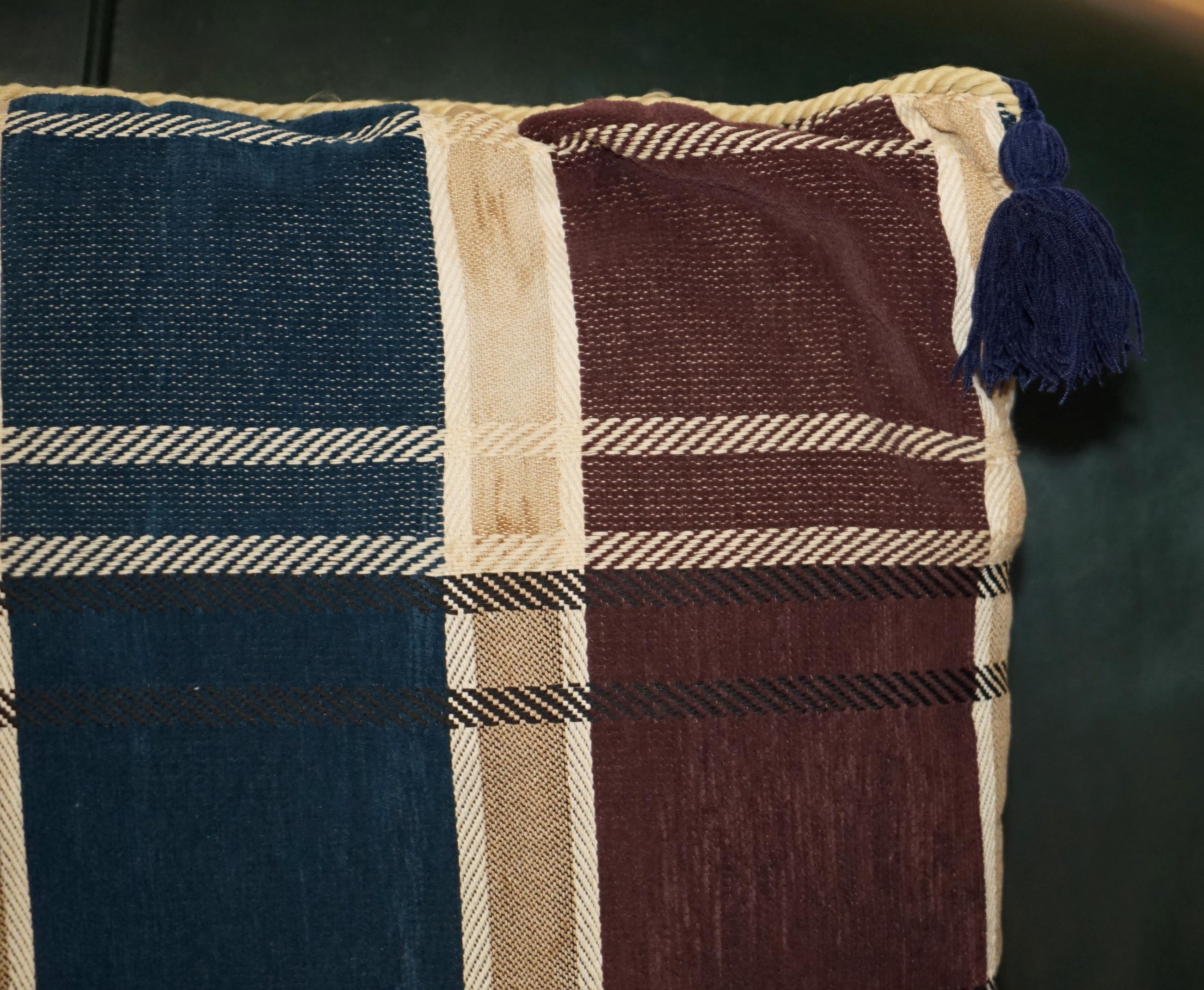 20ième siècle Paire de grands coussins de 55 cm en VELVET BLEU TARTAN à glands pour fauteuils et canapés. en vente
