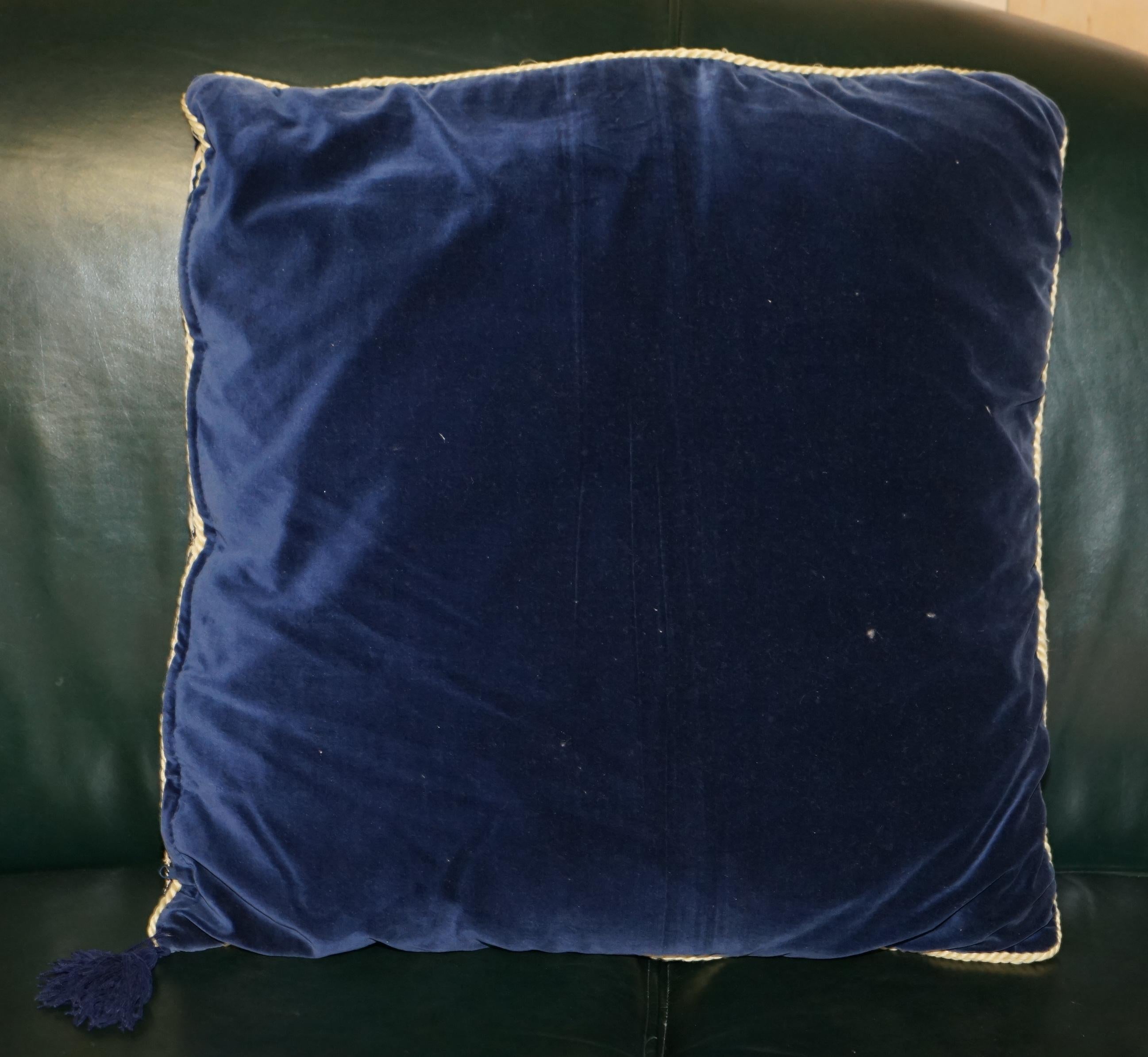 Tissu Paire de grands coussins de 55 cm en VELVET BLEU TARTAN à glands pour fauteuils et canapés. en vente