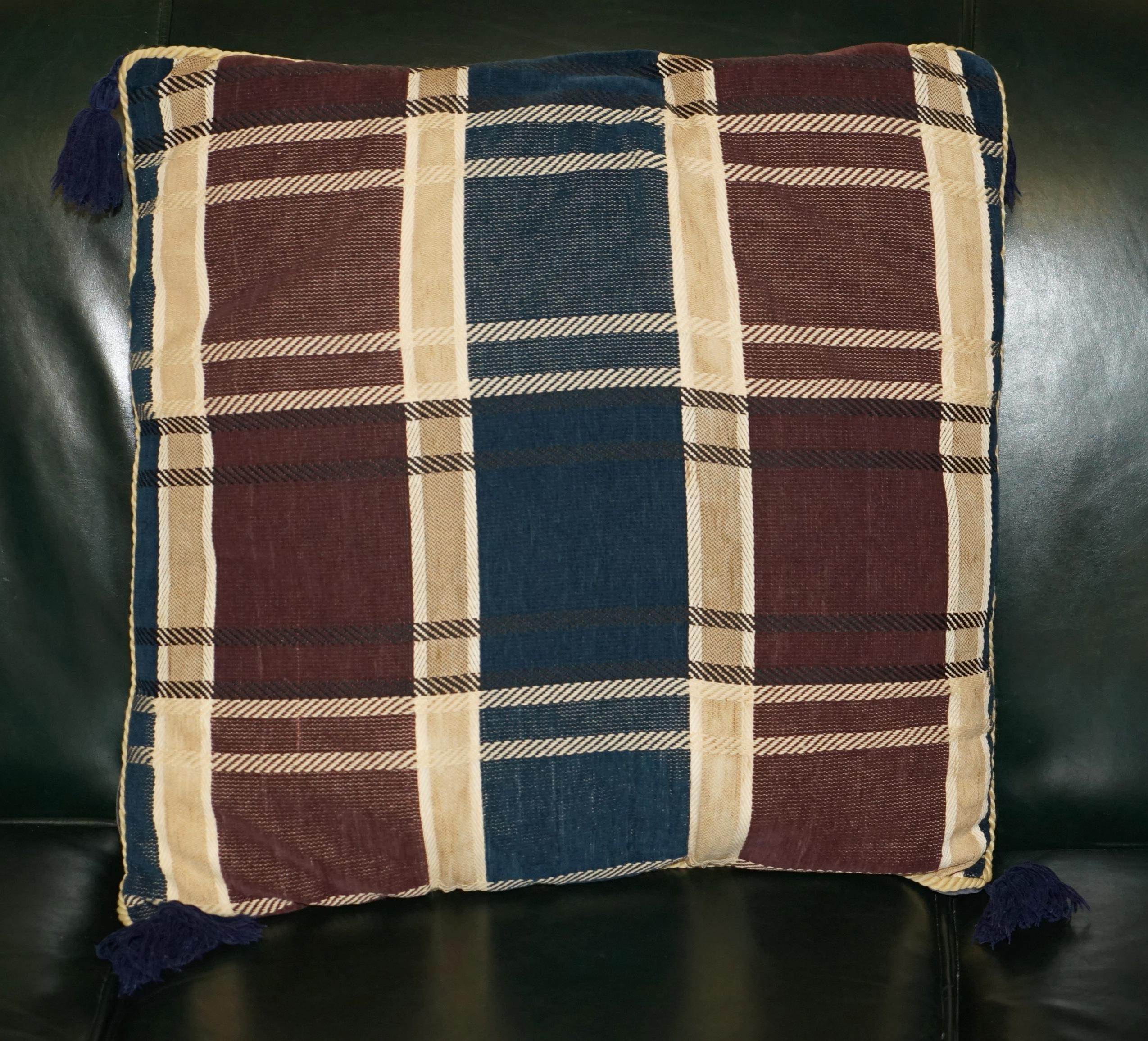 Paire de grands coussins de 55 cm en VELVET BLEU TARTAN à glands pour fauteuils et canapés. en vente 1
