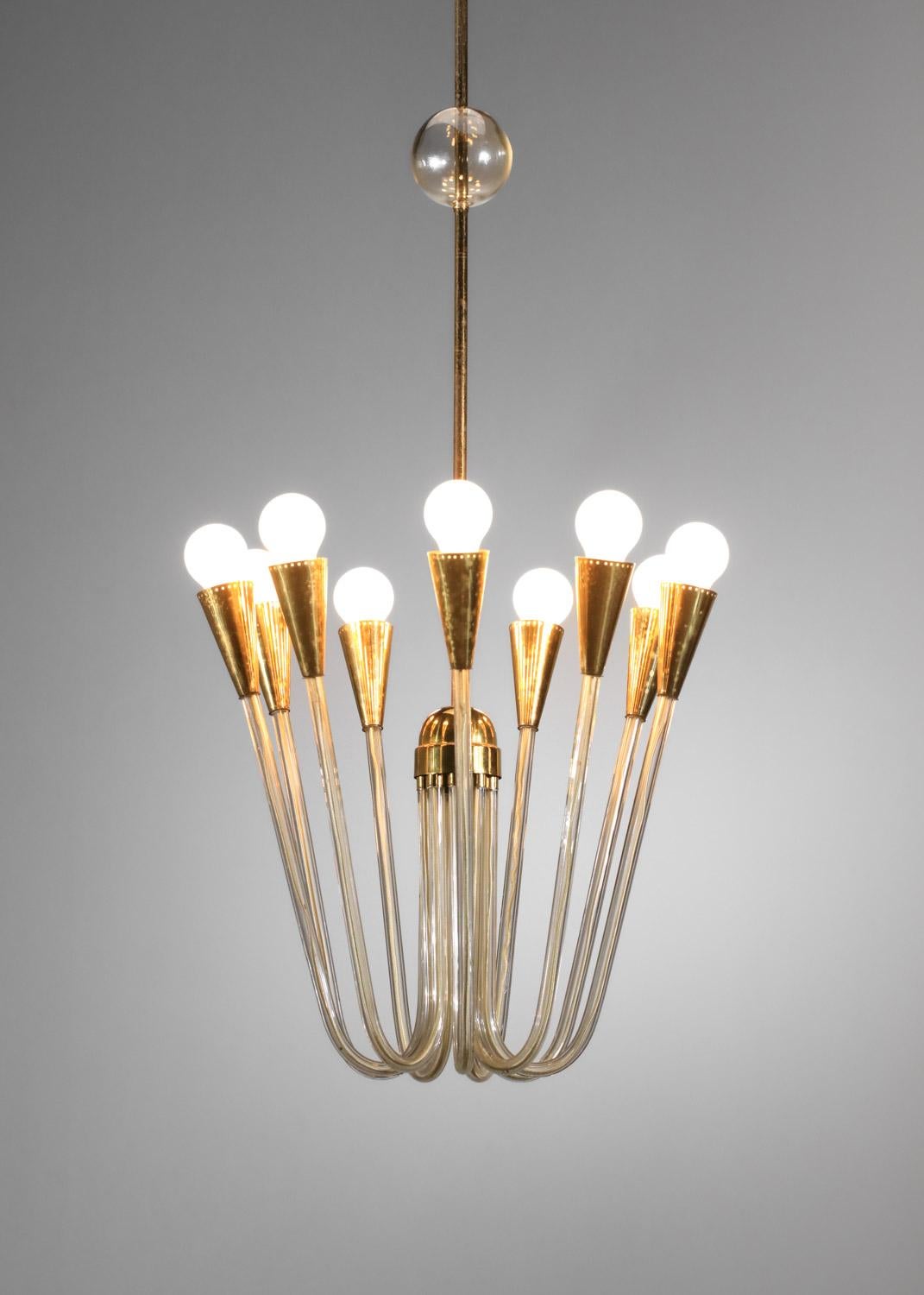 Coppia di grandi lampadari anni '60 in vetro e ottone in vendita 3