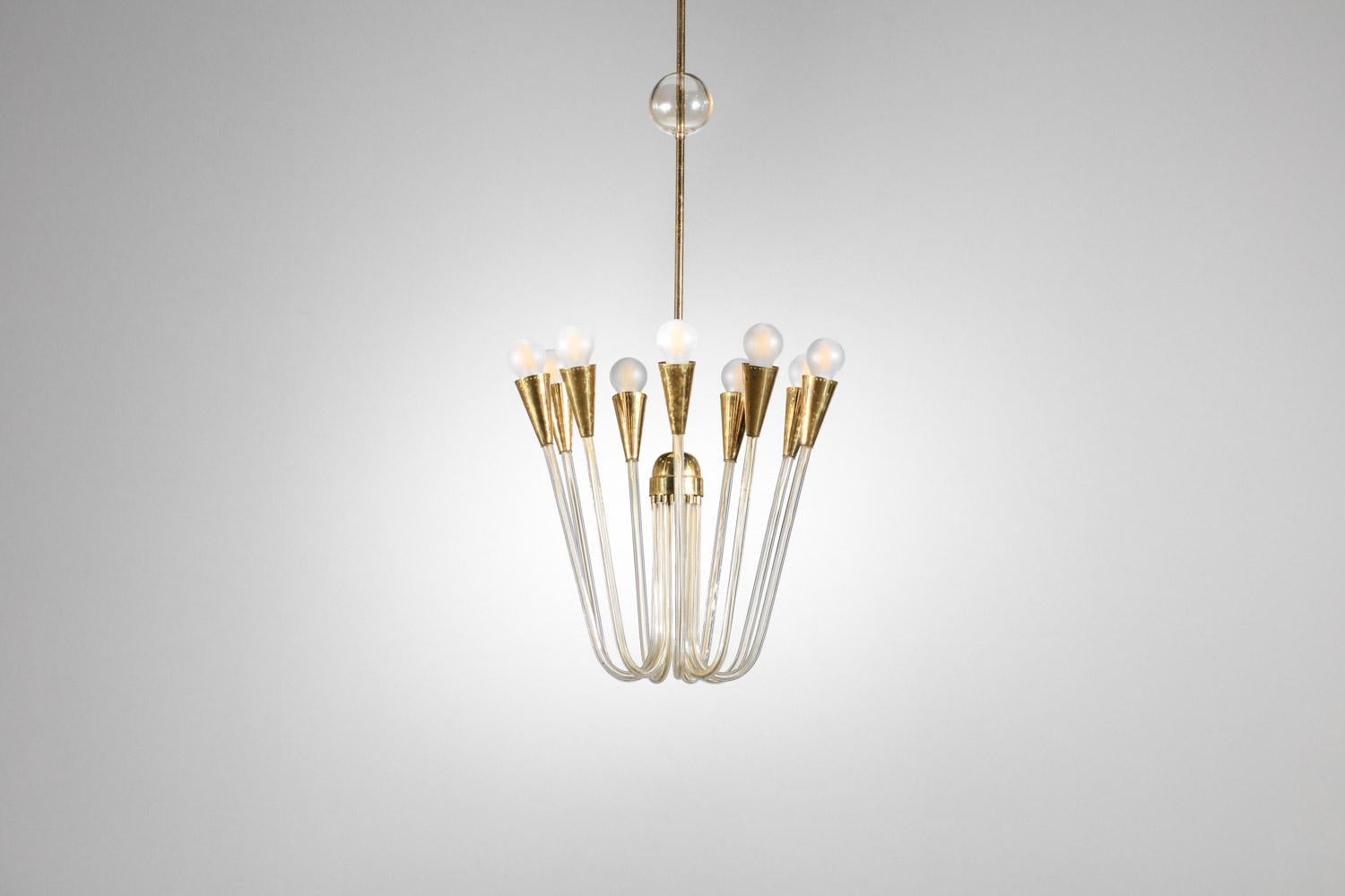 Coppia di grandi lampadari anni '60 in vetro e ottone in vendita 6
