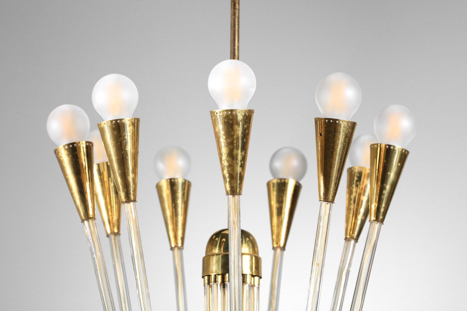 Coppia di grandi lampadari anni '60 in vetro e ottone in vendita 10