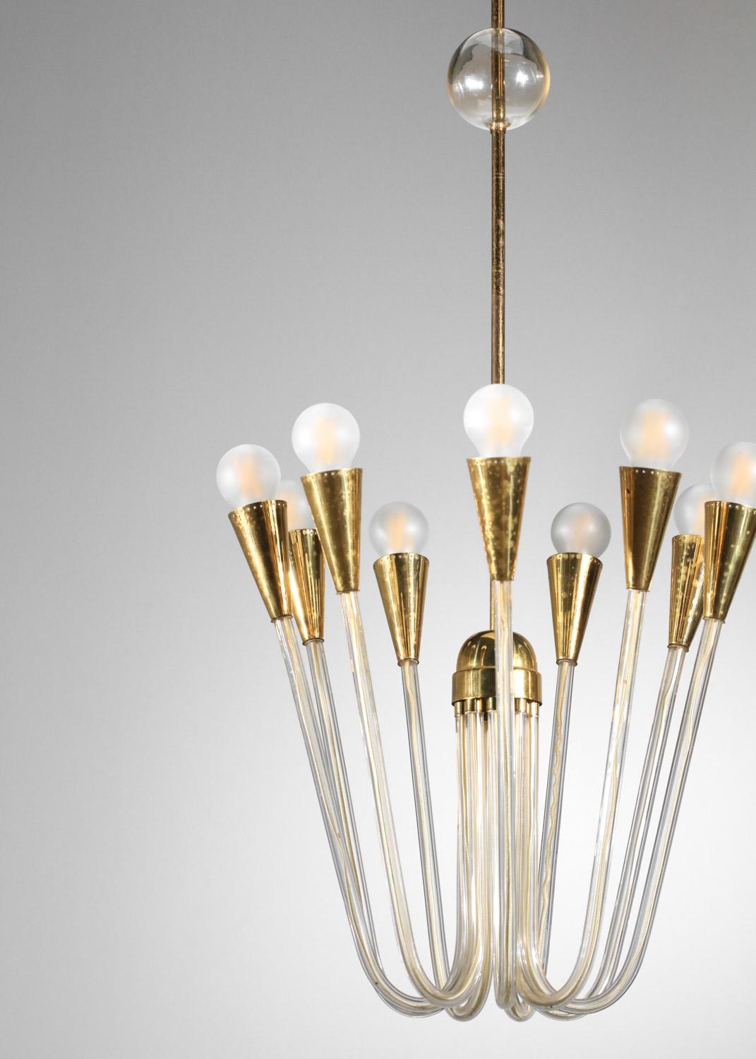 Coppia di grandi lampadari anni '60 in vetro e ottone in vendita 11
