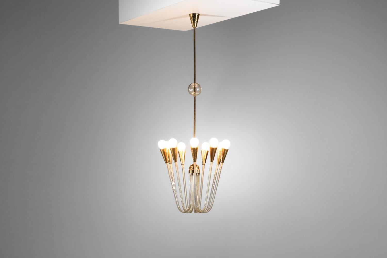 Coppia di grandi lampadari scandinavi degli anni '60. Barra centrale, portaprese e sistema centrale in ottone massiccio, struttura del lampadario in vetro trasparente. Condizioni vintage molto buone, con tracce di età e di utilizzo in tutto il set,