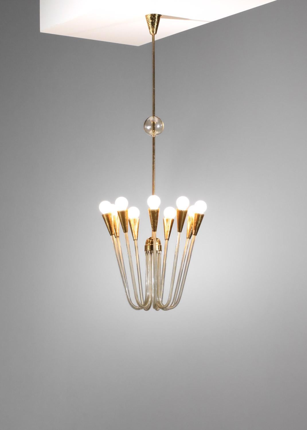 Mid-Century moderno Coppia di grandi lampadari anni '60 in vetro e ottone in vendita