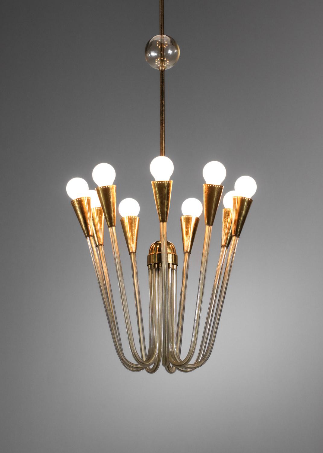 Europeo Coppia di grandi lampadari anni '60 in vetro e ottone in vendita