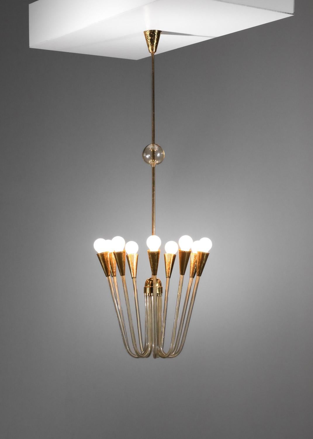 Metà XX secolo Coppia di grandi lampadari anni '60 in vetro e ottone in vendita