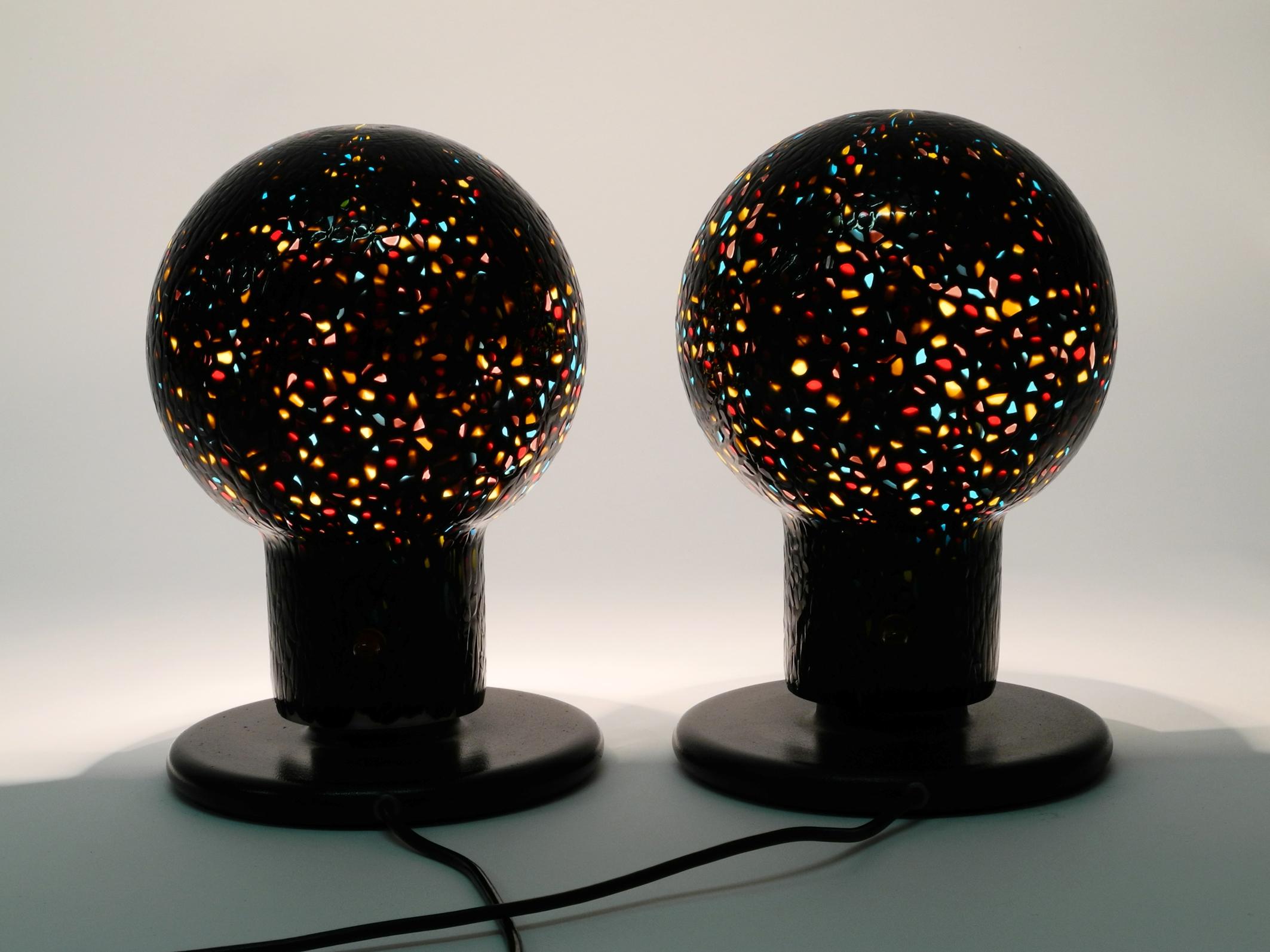 Pair of large 80s Italian postmodern table lamps made of colored Murano glass In Good Condition For Sale In München, DE