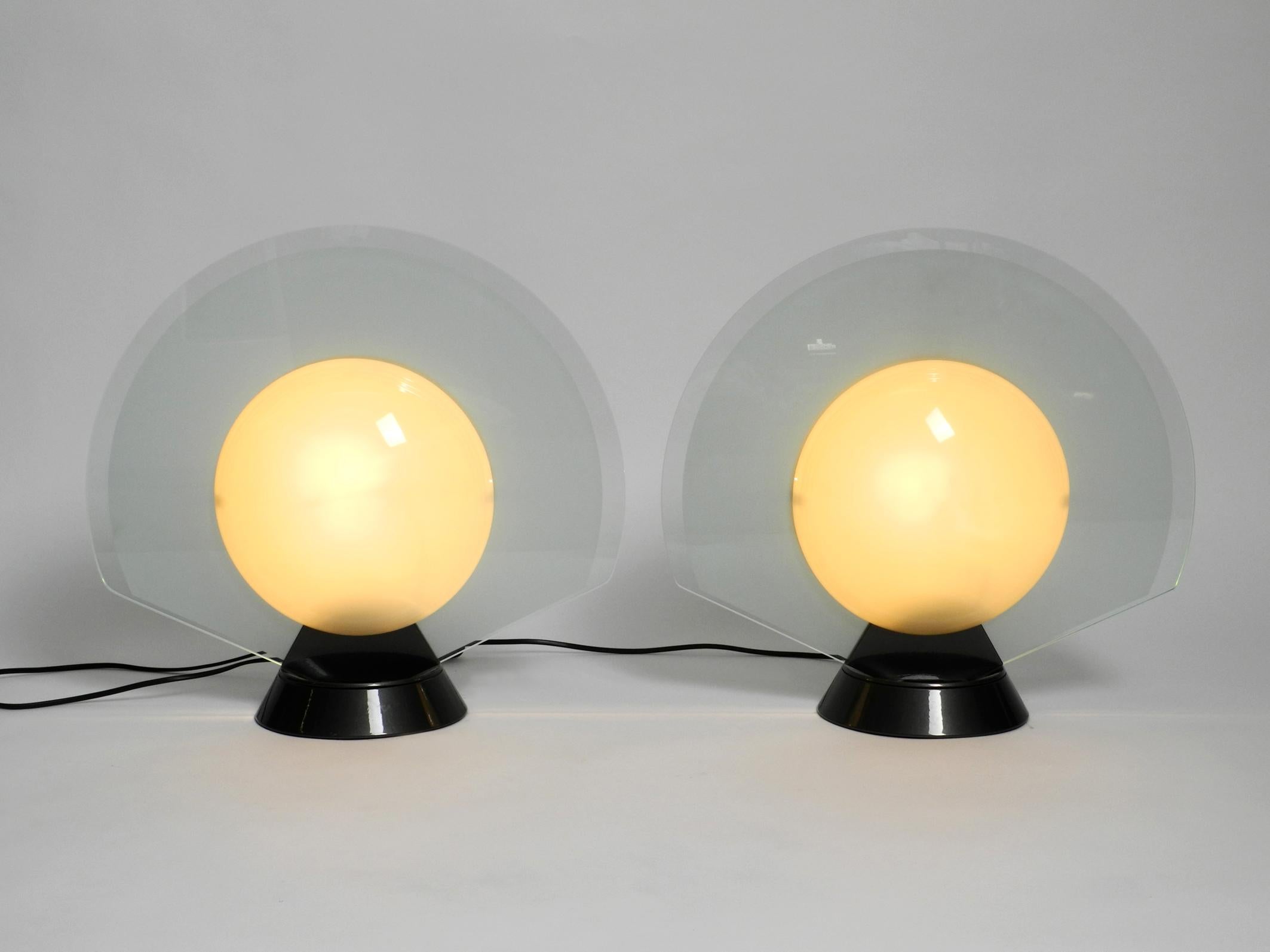 Paire de grandes lampes de table des années 1980 par Pier Giuseppe Ramella modèle Tikal.
Réalisé pour Arteluce. Fabriquées en Italie.
Pier Giuseppe Ramella était un célèbre designer et architecte italien.
Un design typiquement postmoderne et