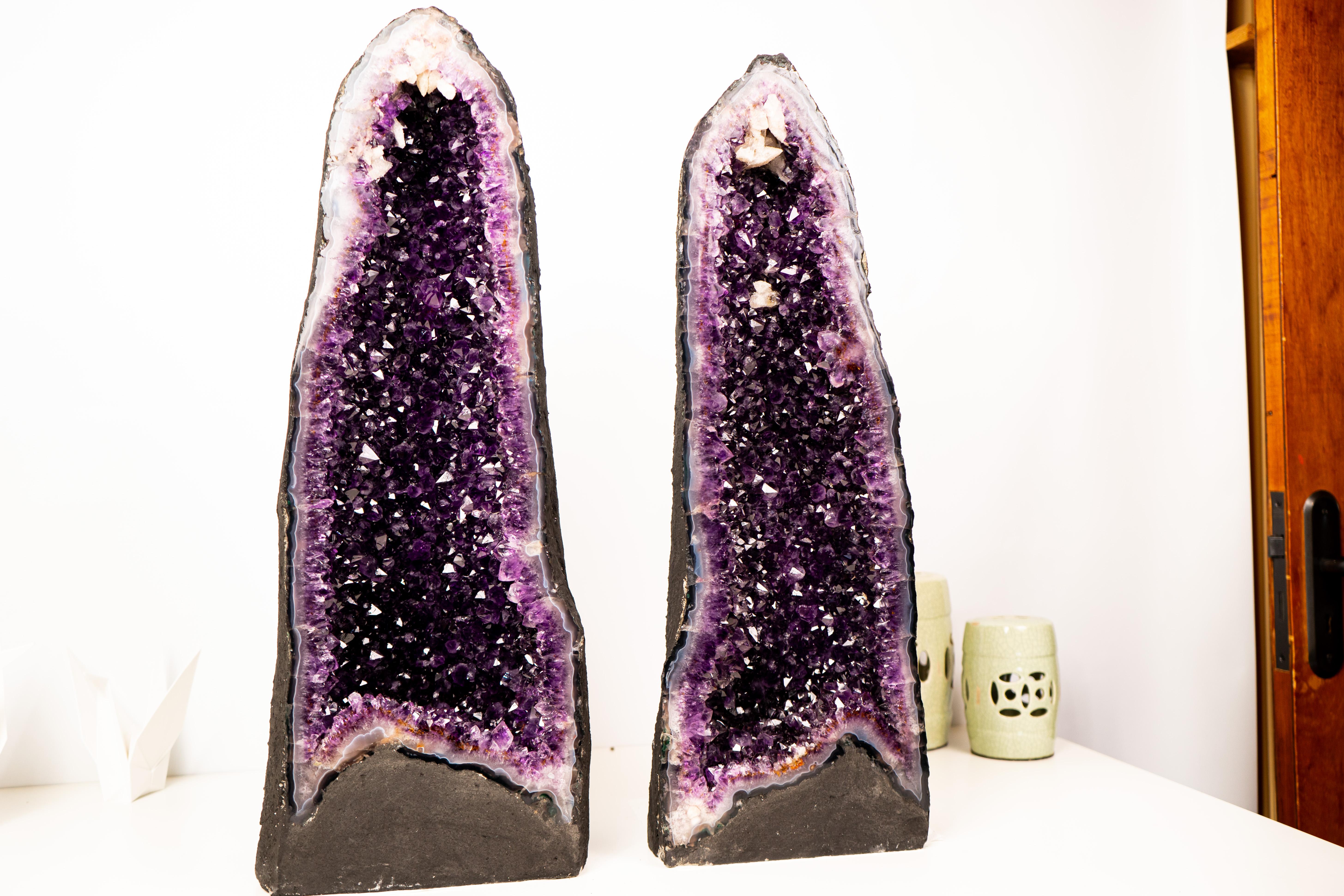 Pareja de grandes geodas de amatista morada oscura de grado AAA Siglo XXI y contemporáneo en venta