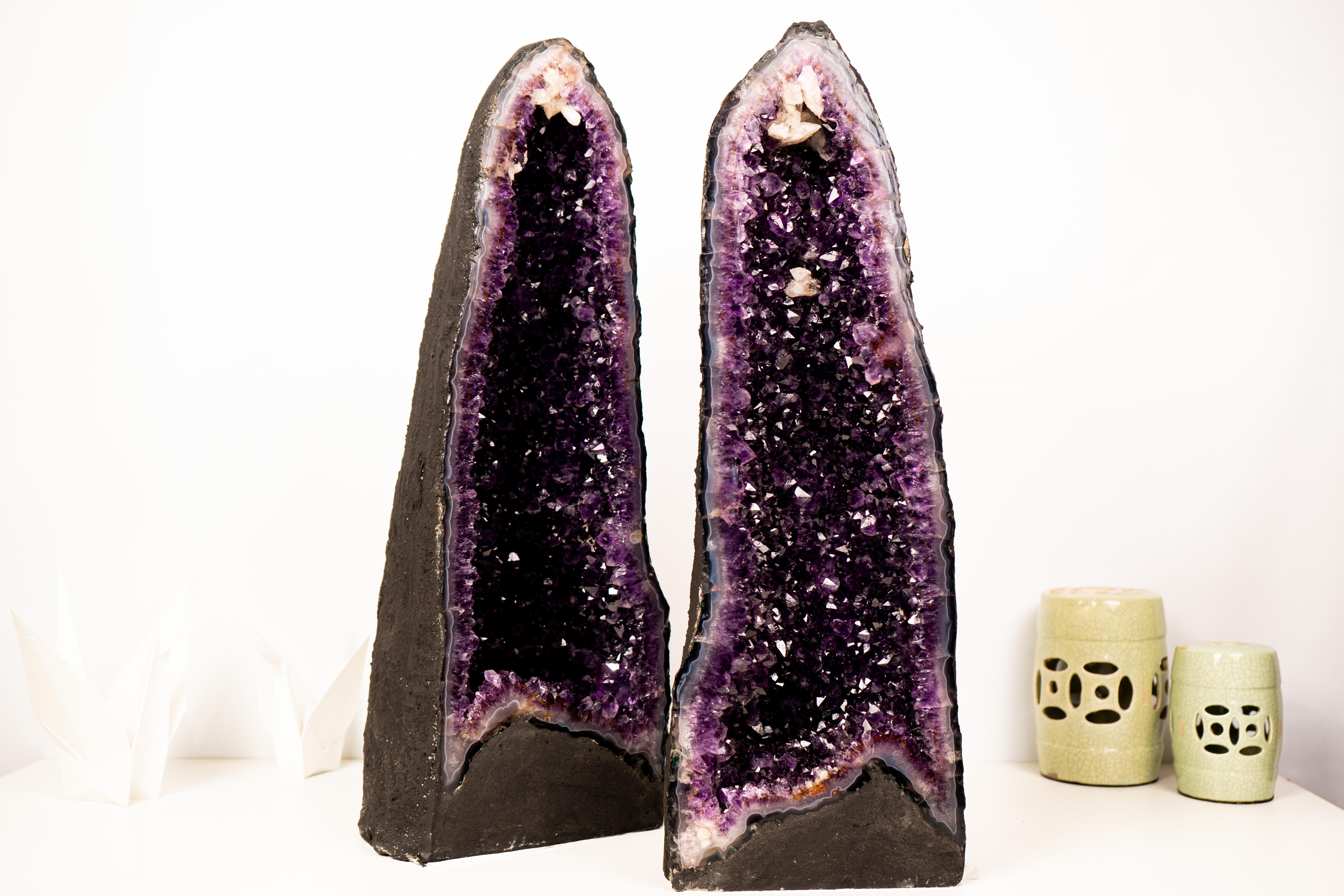 Pareja de grandes geodas de amatista morada oscura de grado AAA Cristal en venta