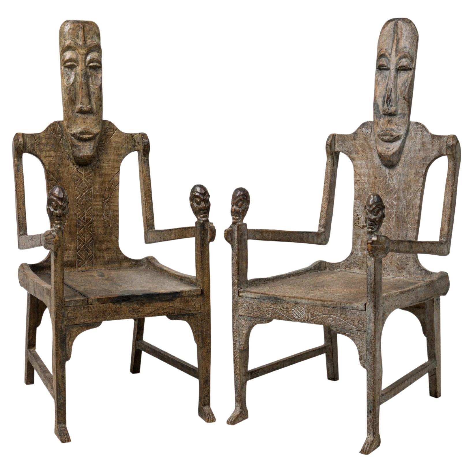 Paire de grands fauteuils africains figuratifs en bois de racine